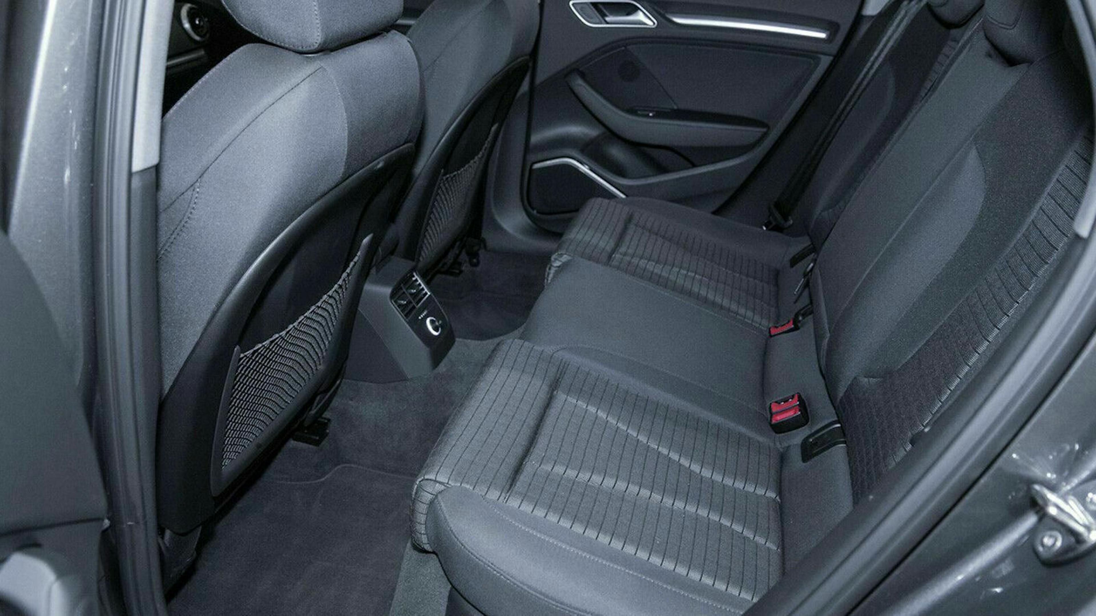 Die Materialauswahl im Innenraum fällt hochwertiger aus, als beim Vergleichsmodell.