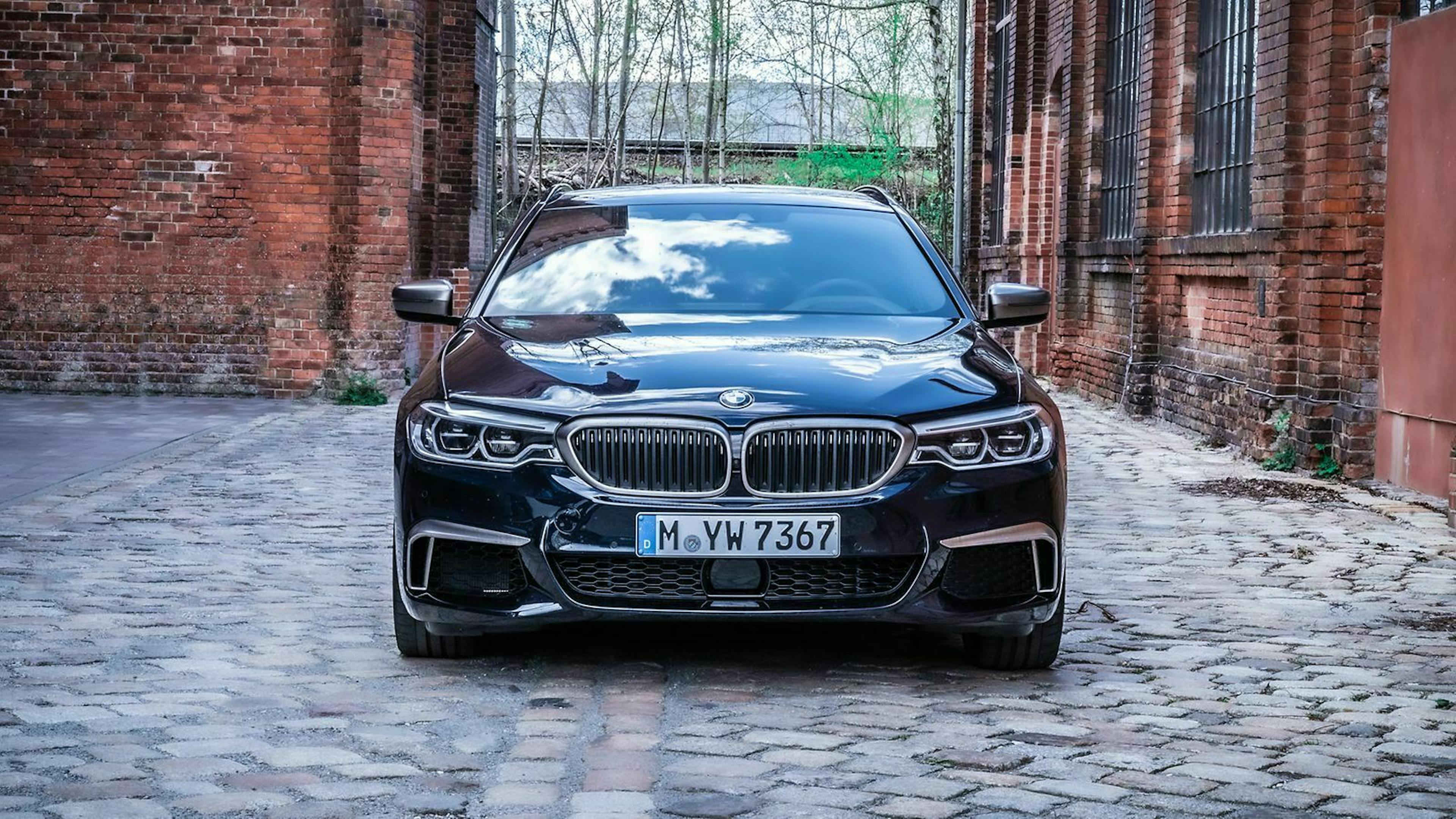 Zu sehen ist die Front des BMW M550d xDrive Touring