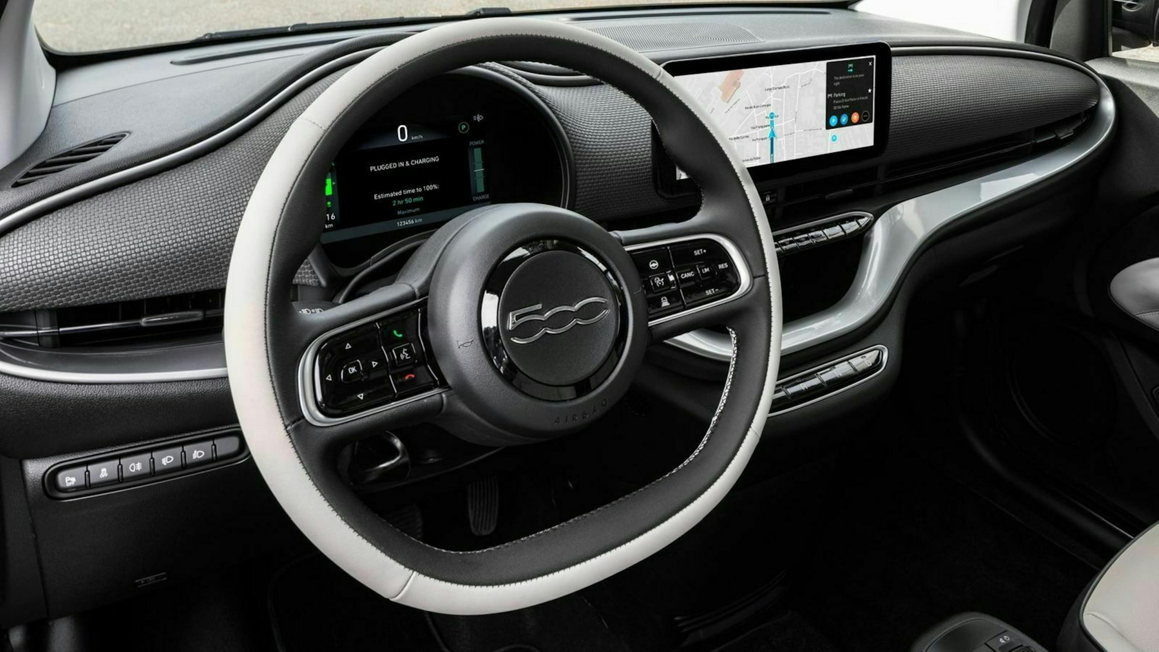 Zu sehen ist das Cockpit des Fiat 500e 2020