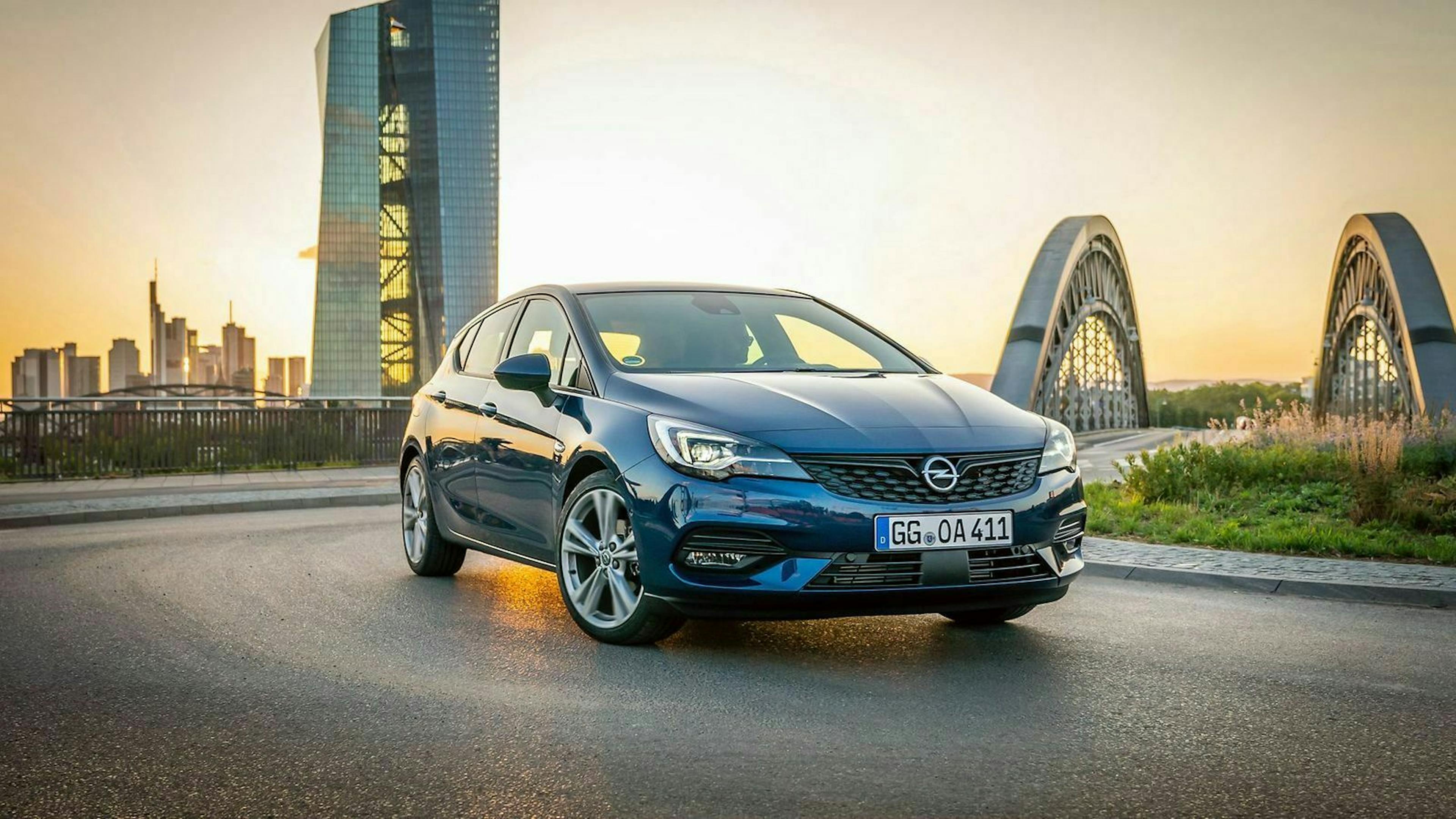 Opel Astra im Kreisverkehr