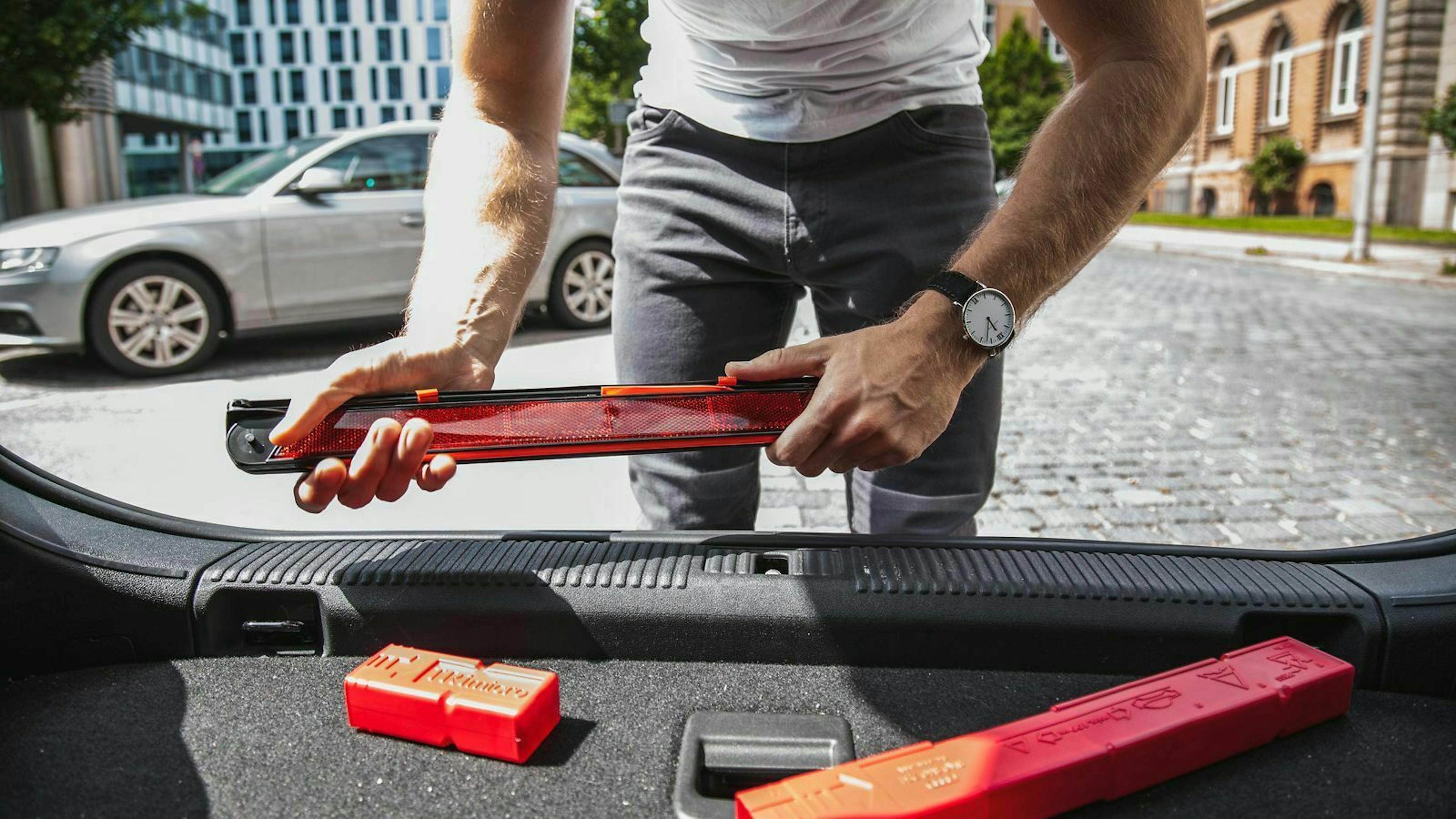 Das Aufbauen erklärt sich in der Regel von selbst, sollte jedoch in einer ruhigen Minute geübt werden.