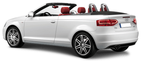 Weißer Audi Cabriolet mit offenem Dach und roten Sitzen, von schräg hinten fotografiert.