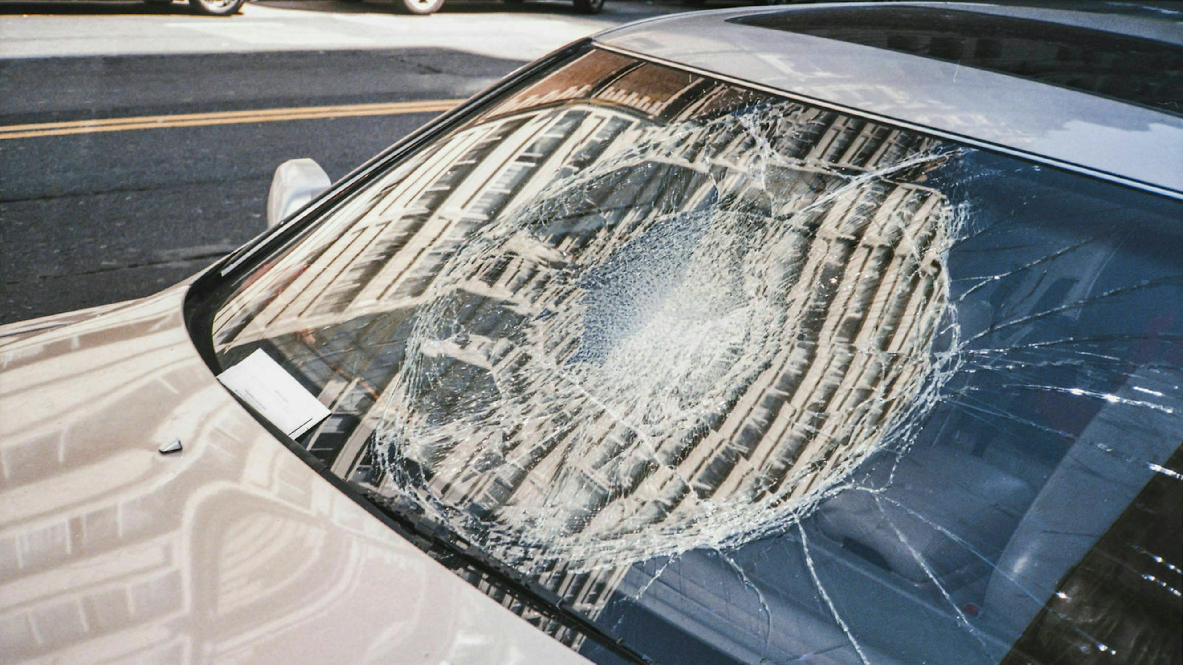 Eine Autoscheibe wurde mittig zerstört und muss ersetzt werden – ein Fall für die Versicherung