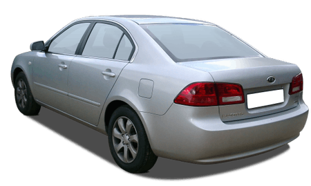 Silberner viertüriger Limousinenwagen von hinten mit unkenntlichem Nummernschild. Rechte Seite des Autos sichtbar.