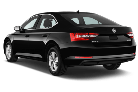 Schwarzer Škoda Superb, Rückansicht, auf weißem Hintergrund. Limousine mit klaren Linien und rotem Hecklicht.