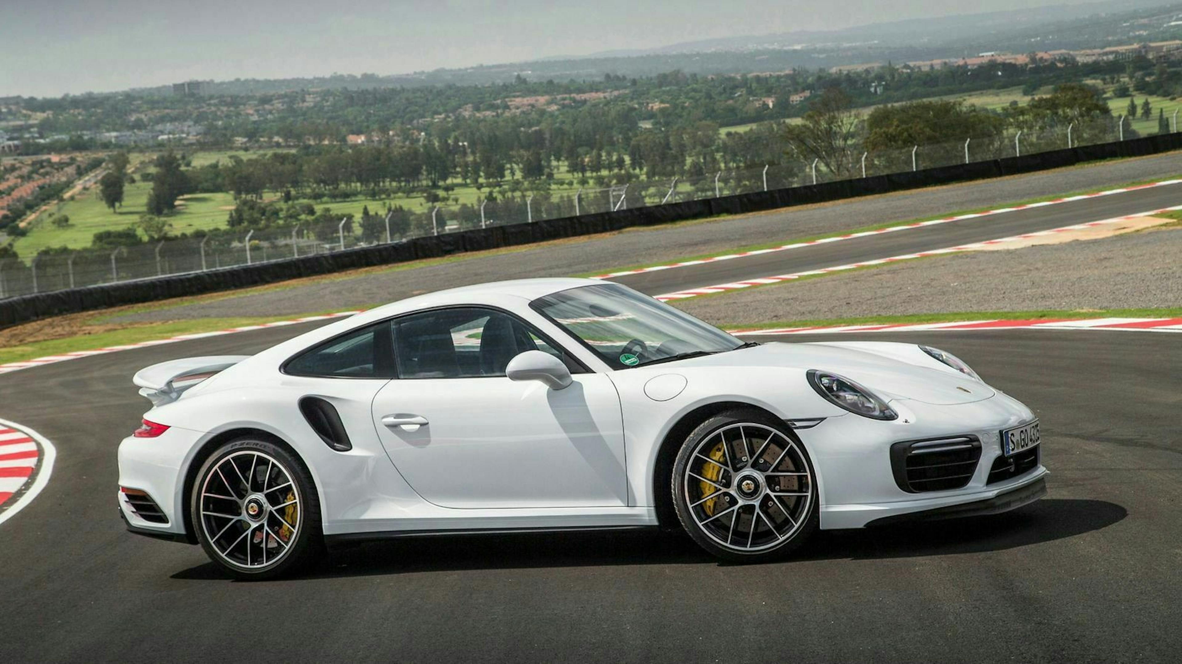 Porsche 911 Turbo S in der Seitenansicht, stehend