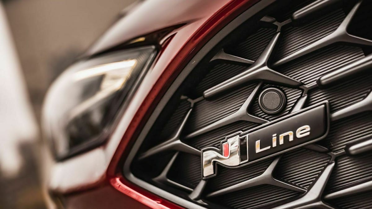 Zu sehen ist das "N-Line"-Emblem am Kühlergrill des Hyundai i30