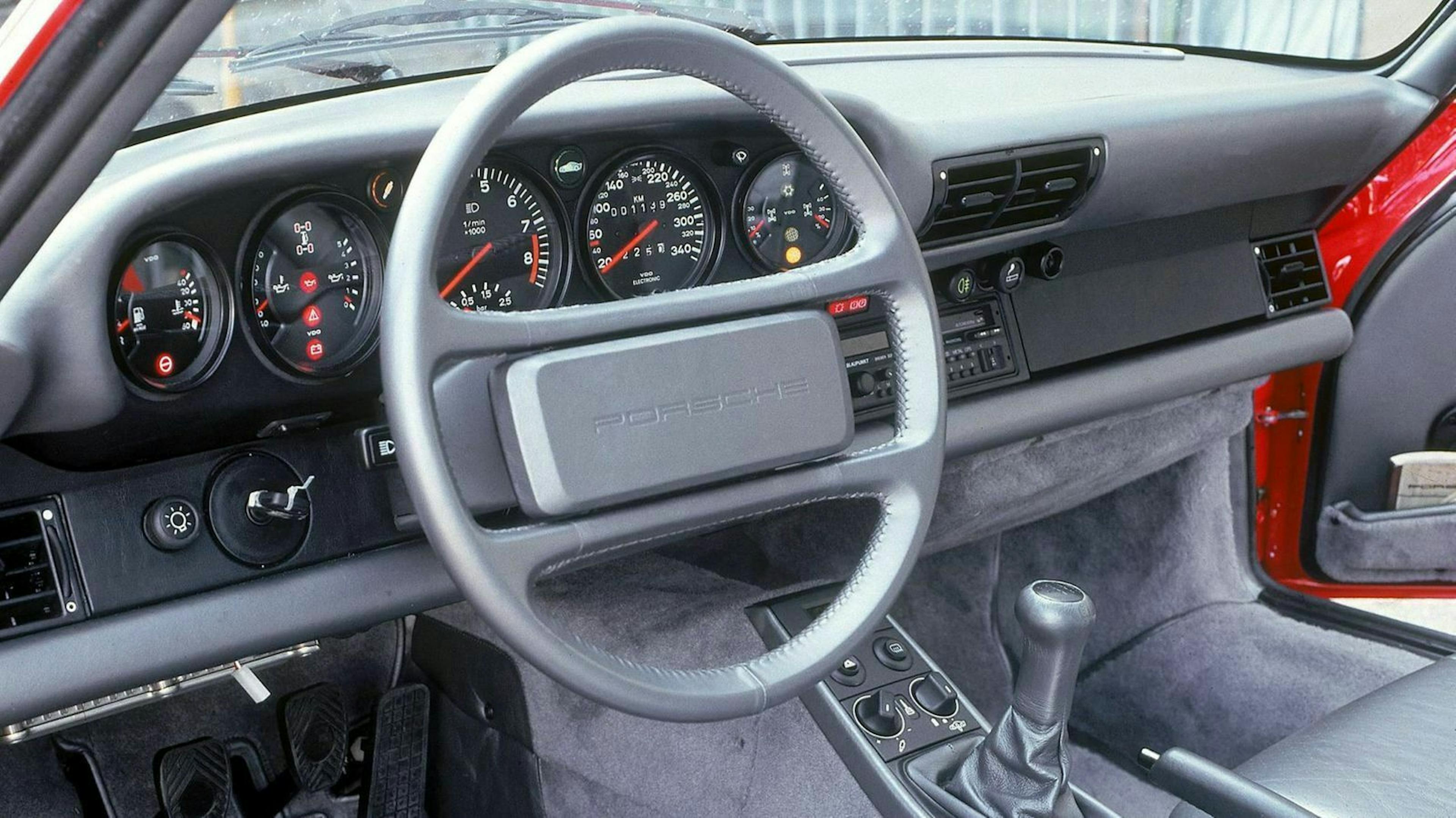 Zu sehen ist das Cockpit des Porsche 959 