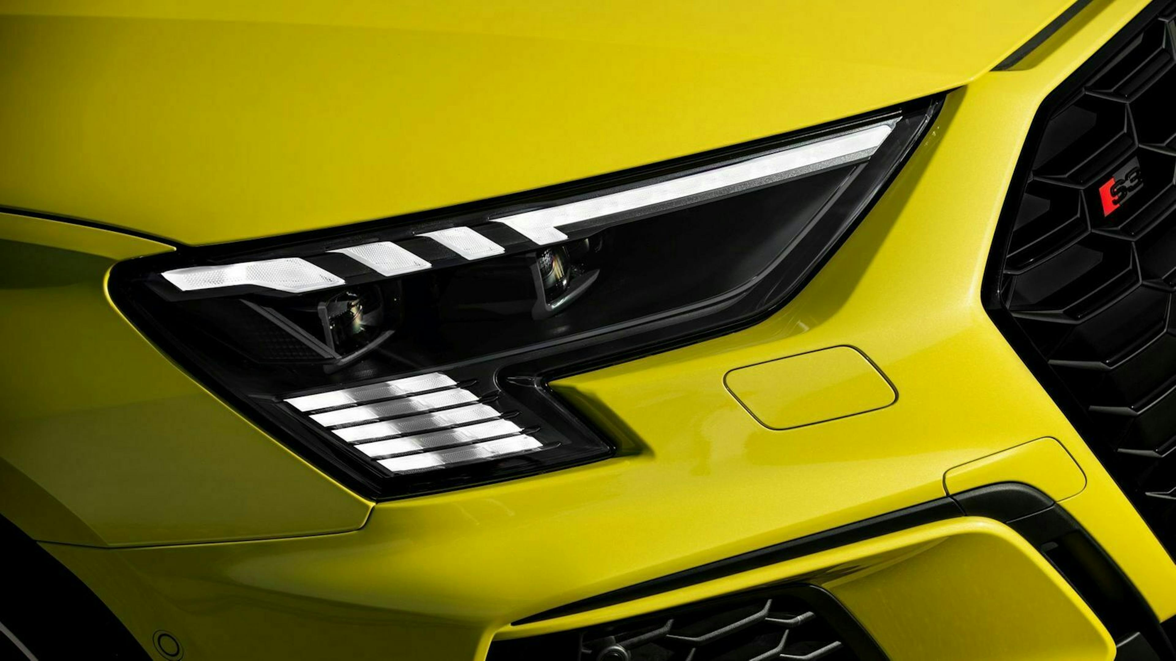 Zu sehen ist ein Scheinwerfer des Audi S3 2020