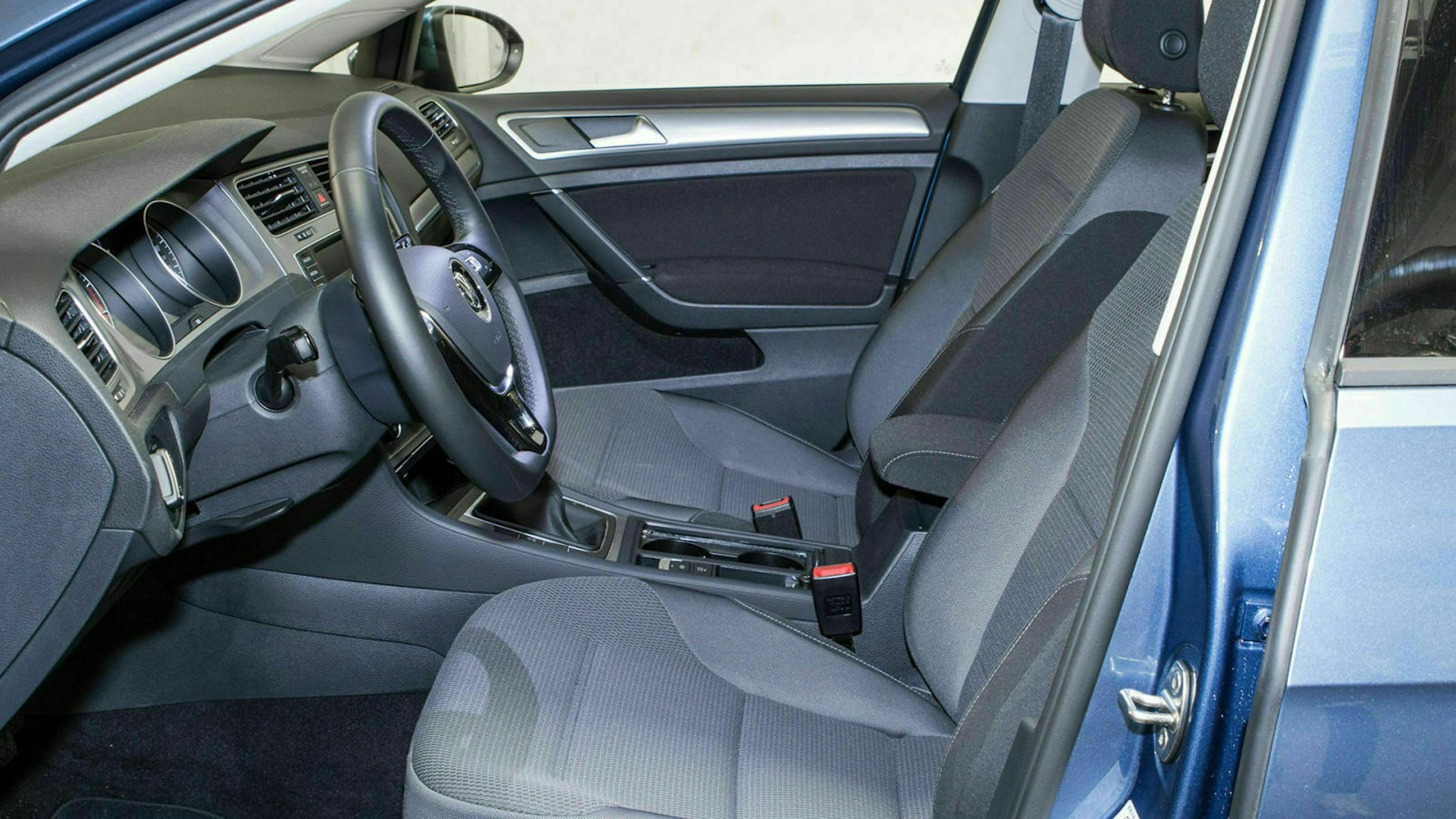 Zu sehen sind die Vordersitze des Golfs