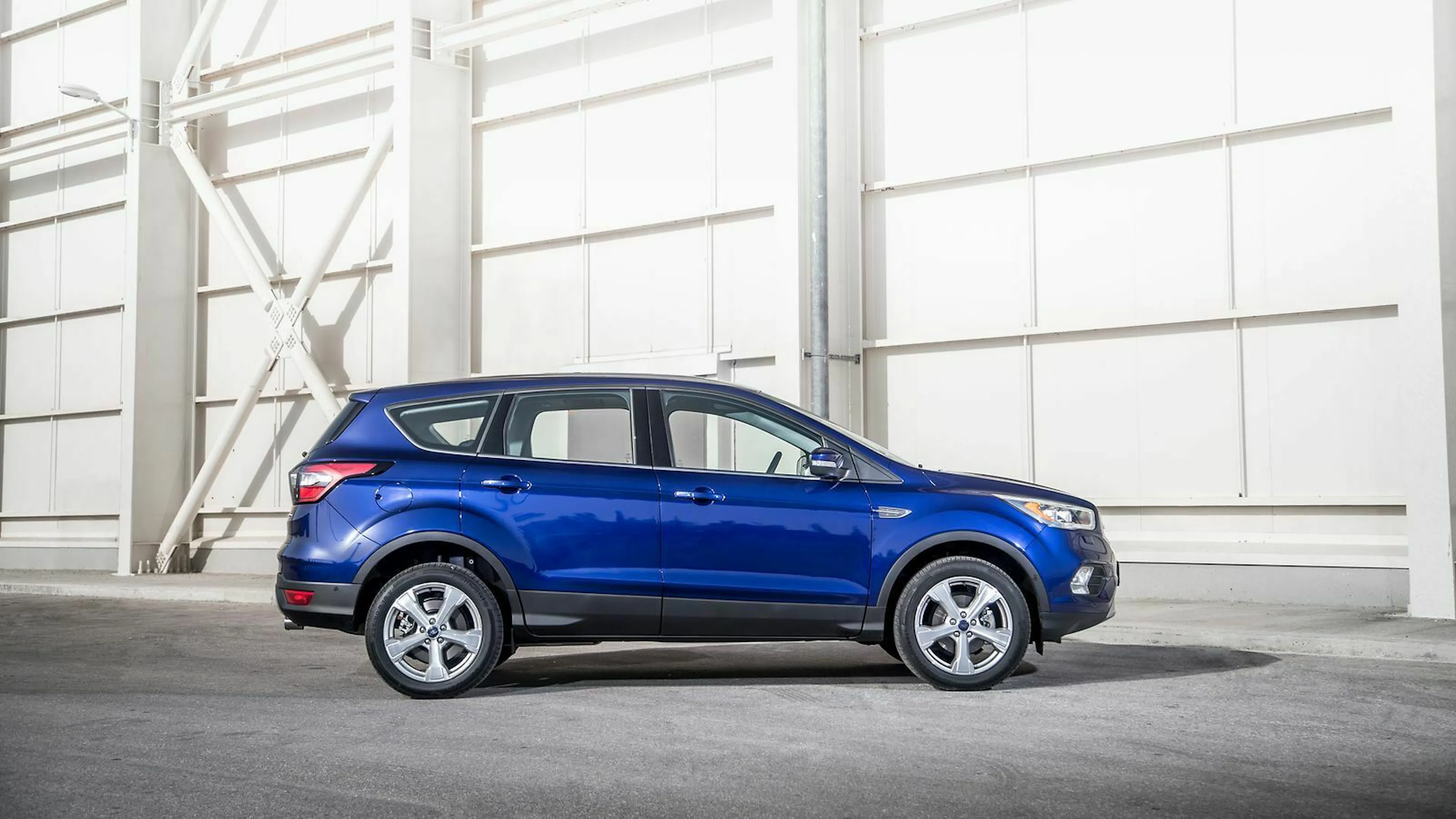 Zu sehen ist der Ford Kuga II Titanium (2016) in seitlicher Position