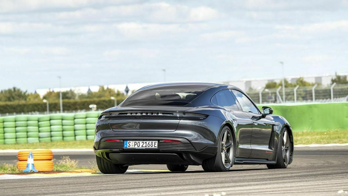 Der Porsche Taycan (2020) in Heckansicht
