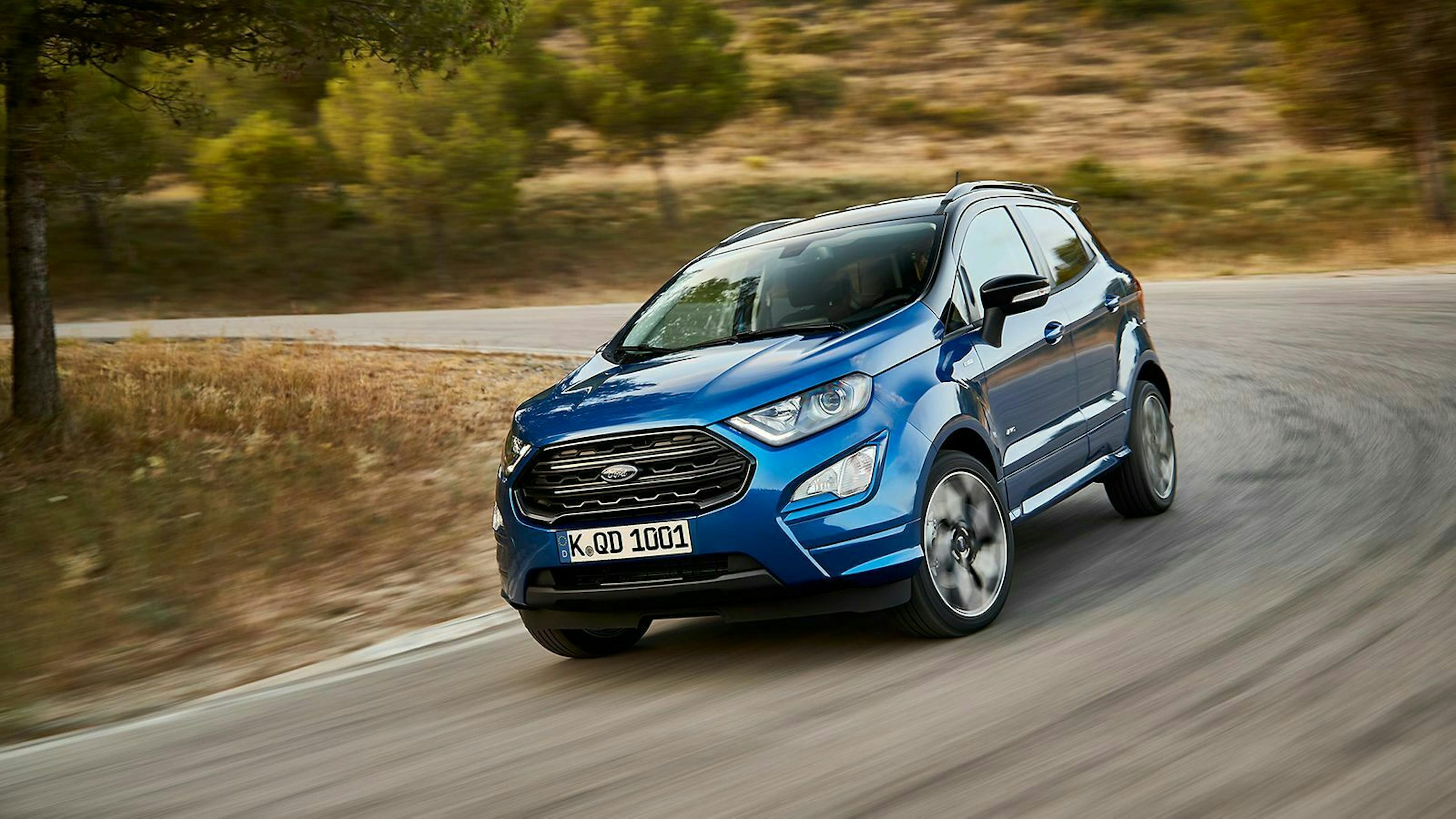 Ein blauer Ford Ecosport auf der Landstraße