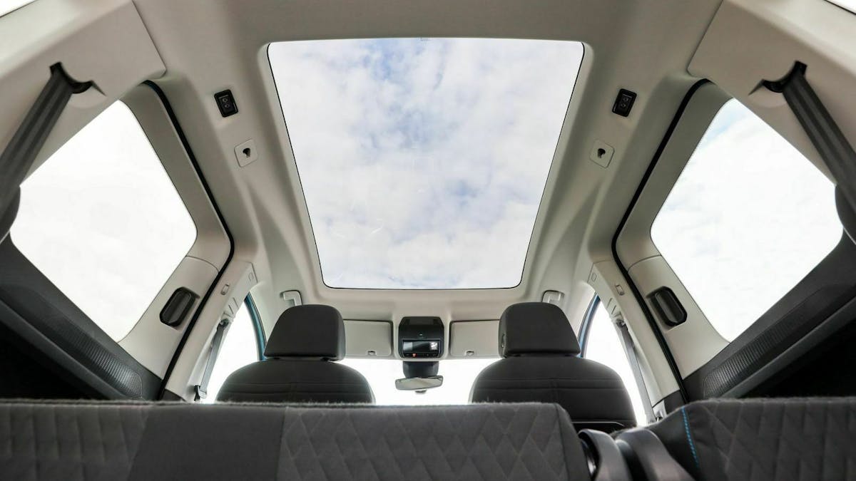 Der VW Caddy 5 (2020) mit Sicht auf das Dachfenster