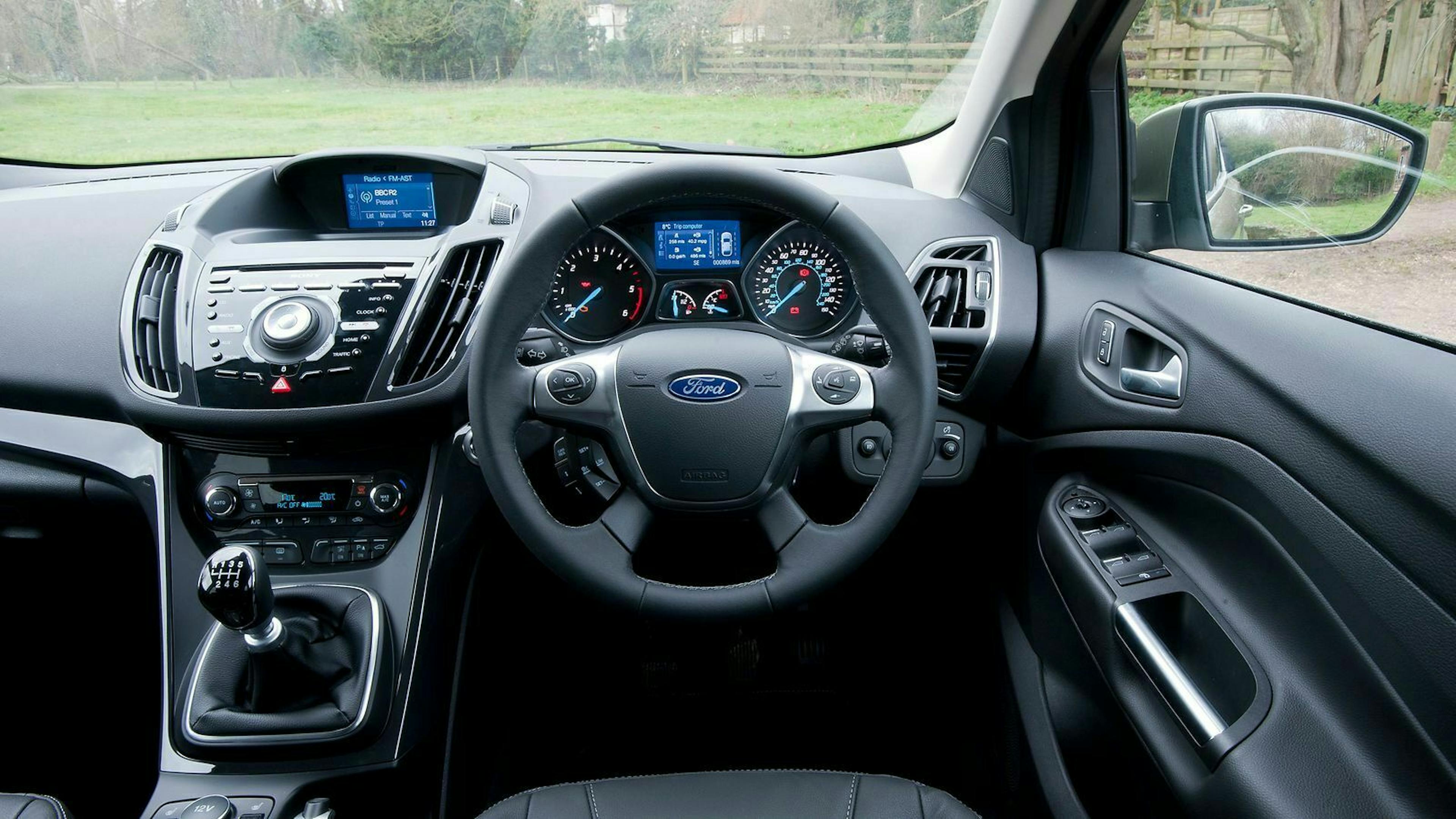 Zu sehen ist das Cockpit des Ford Kuga II von 2014