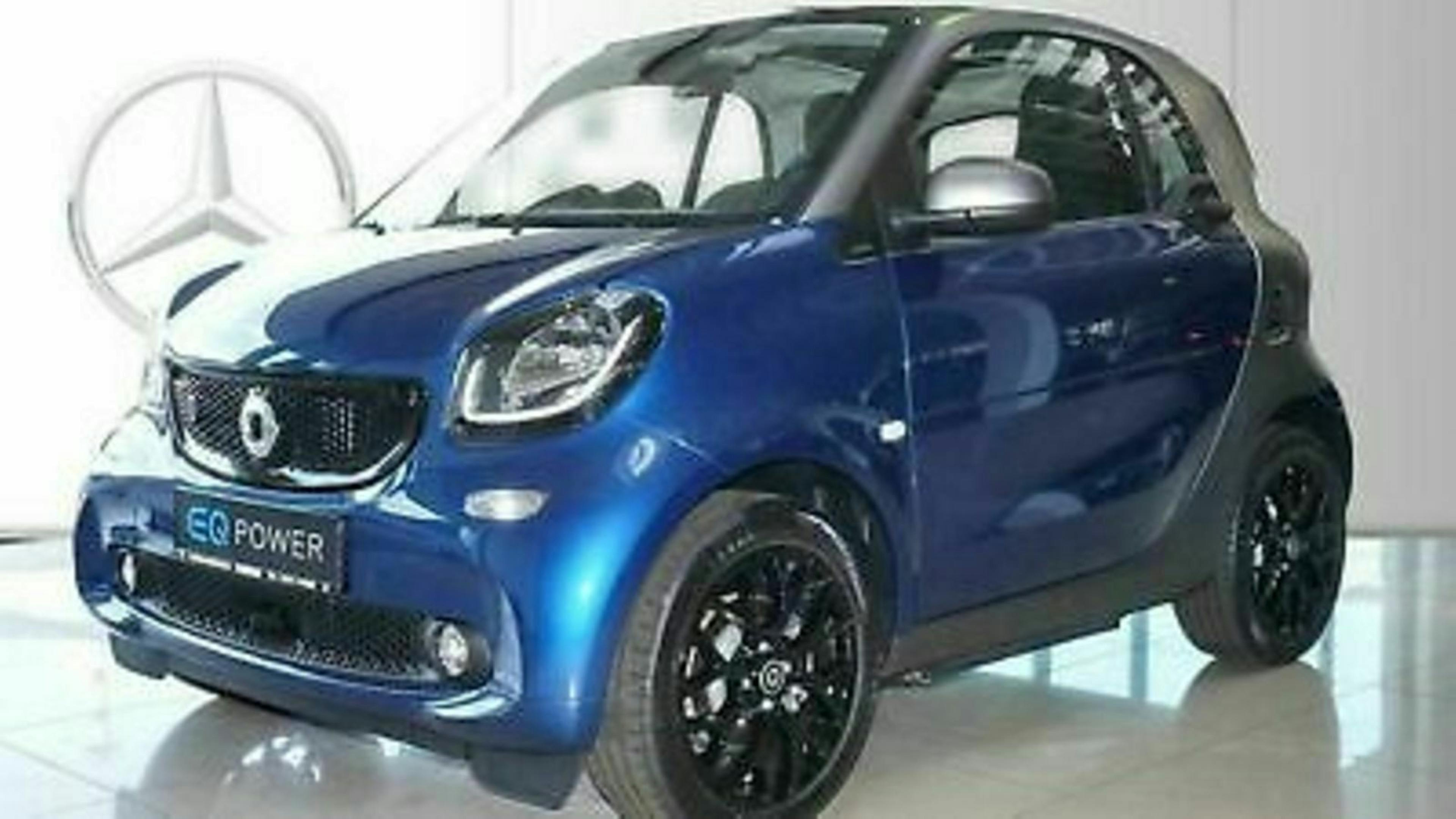 Ein blauer Smart EQ steht in einem hellen Raum