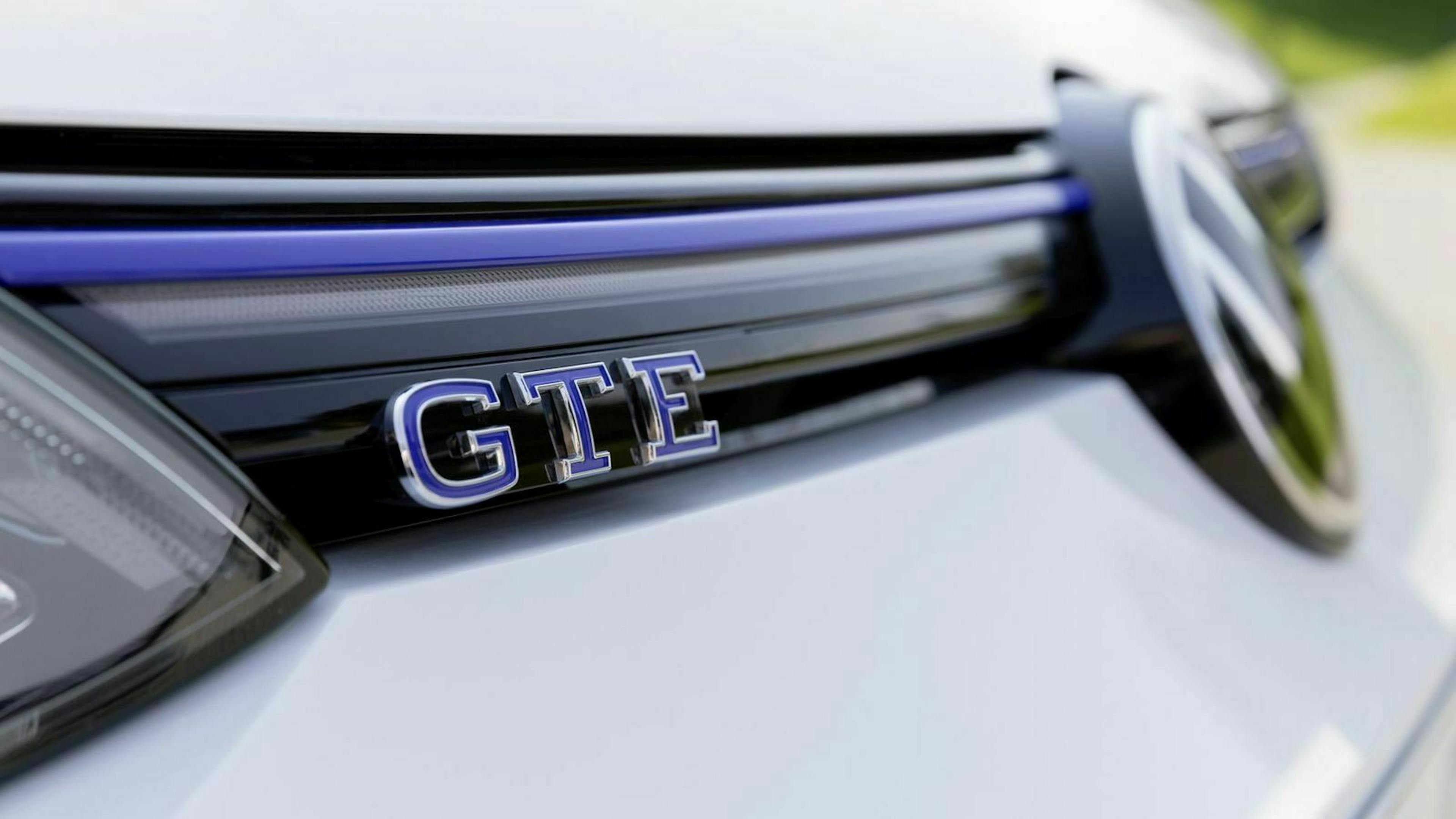 VW Golf 8 GTE Symbol in Nahaufnahme