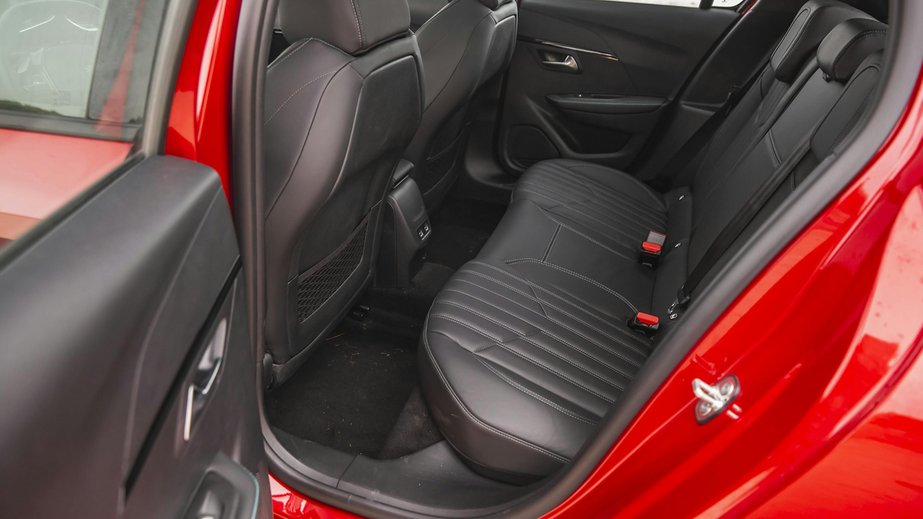 Roter Peugeot 208 bei geöffneter Tür, Blick auf die Rückbank