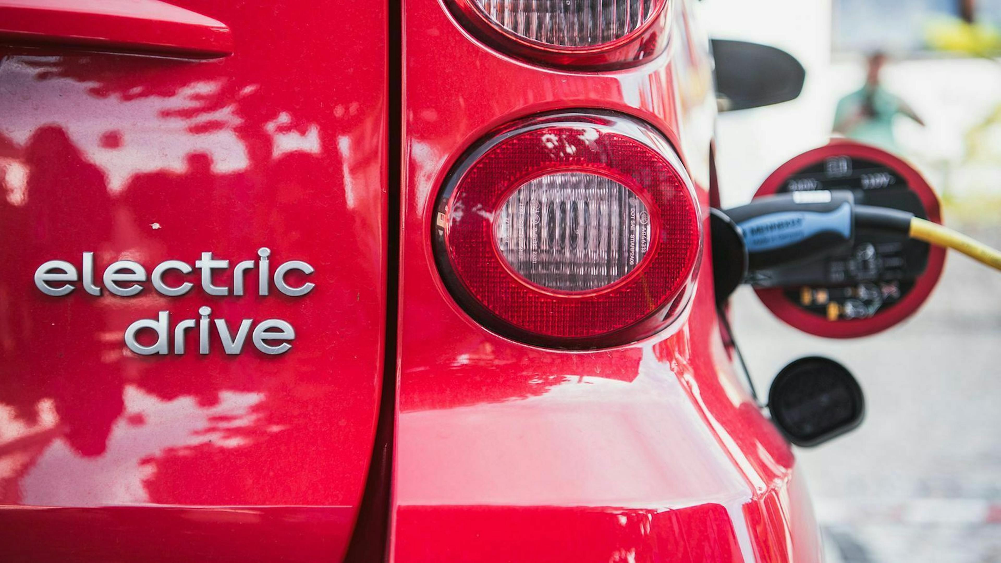 Im Gegensatz zu Autos mit Verbrennungsmotor fahren Elektrofahrzeuge lokal emissionsfrei.