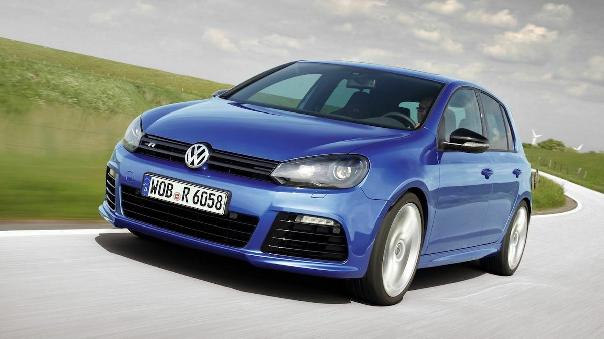 VW-Golf-R in der Frontansicht, fahrend