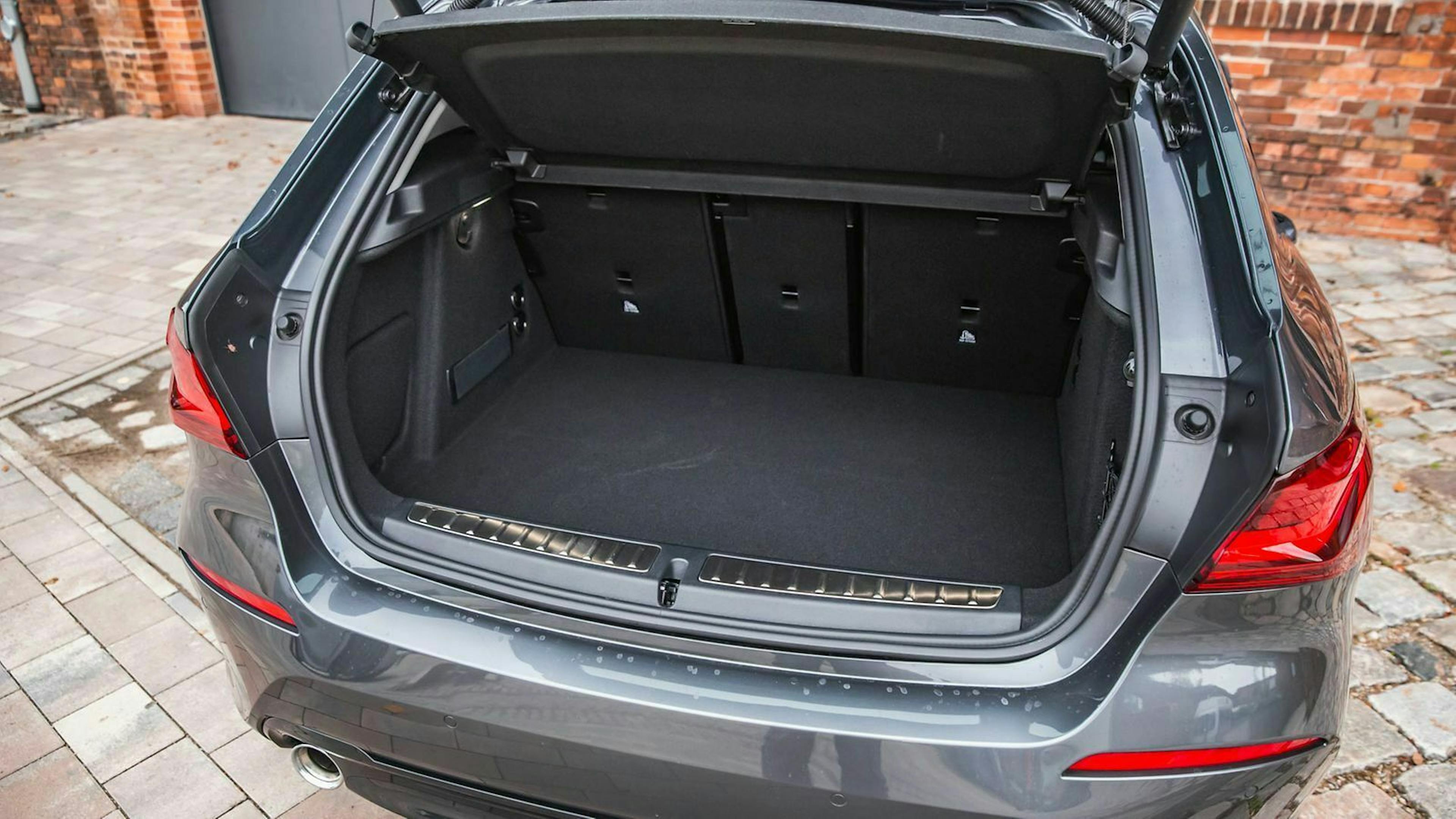BMW 118d bei geöffneter Heckklappe, Blick in den Kofferraum