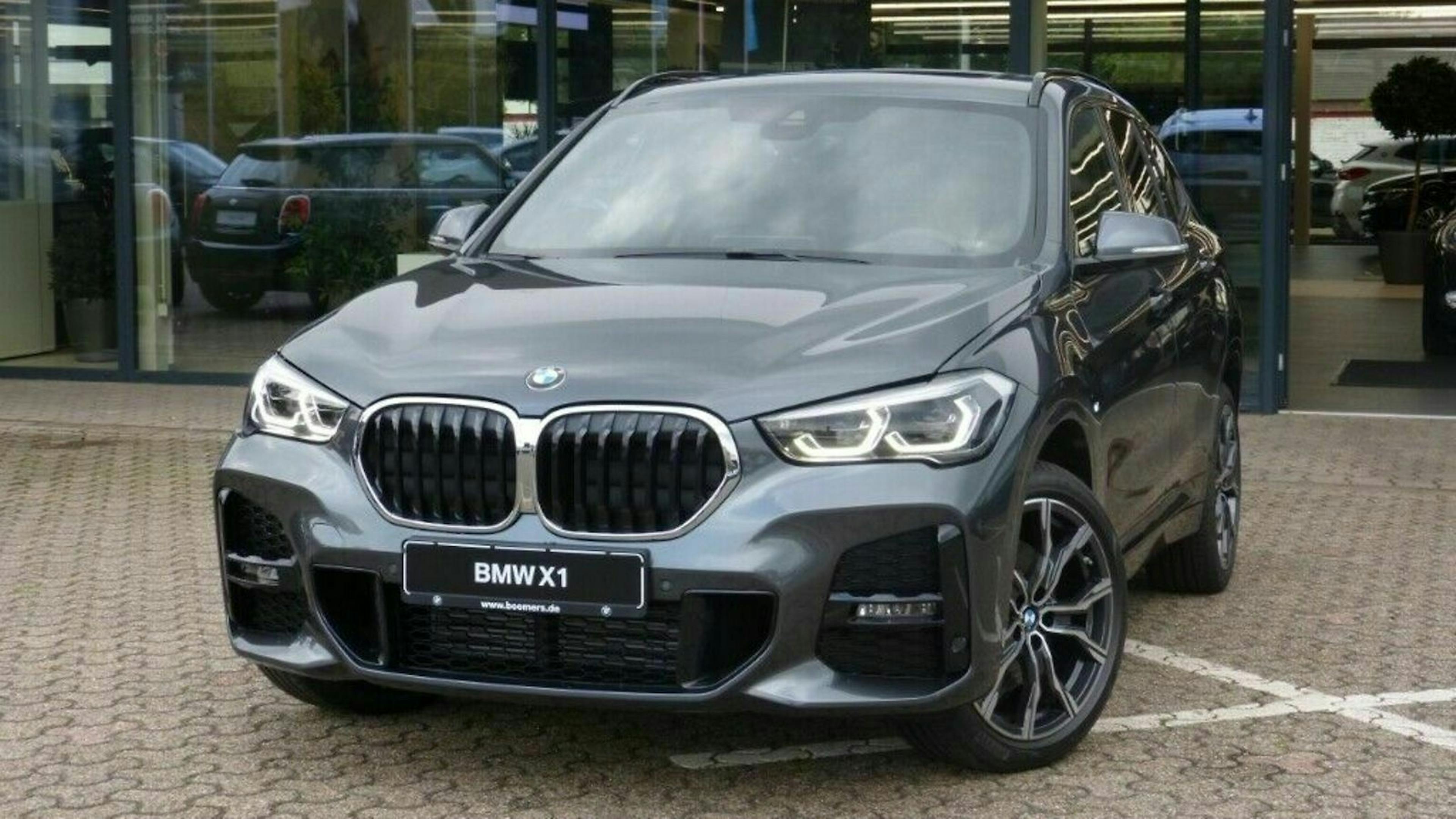 BMW X1 xDrive 25d in der Frontansicht, stehend