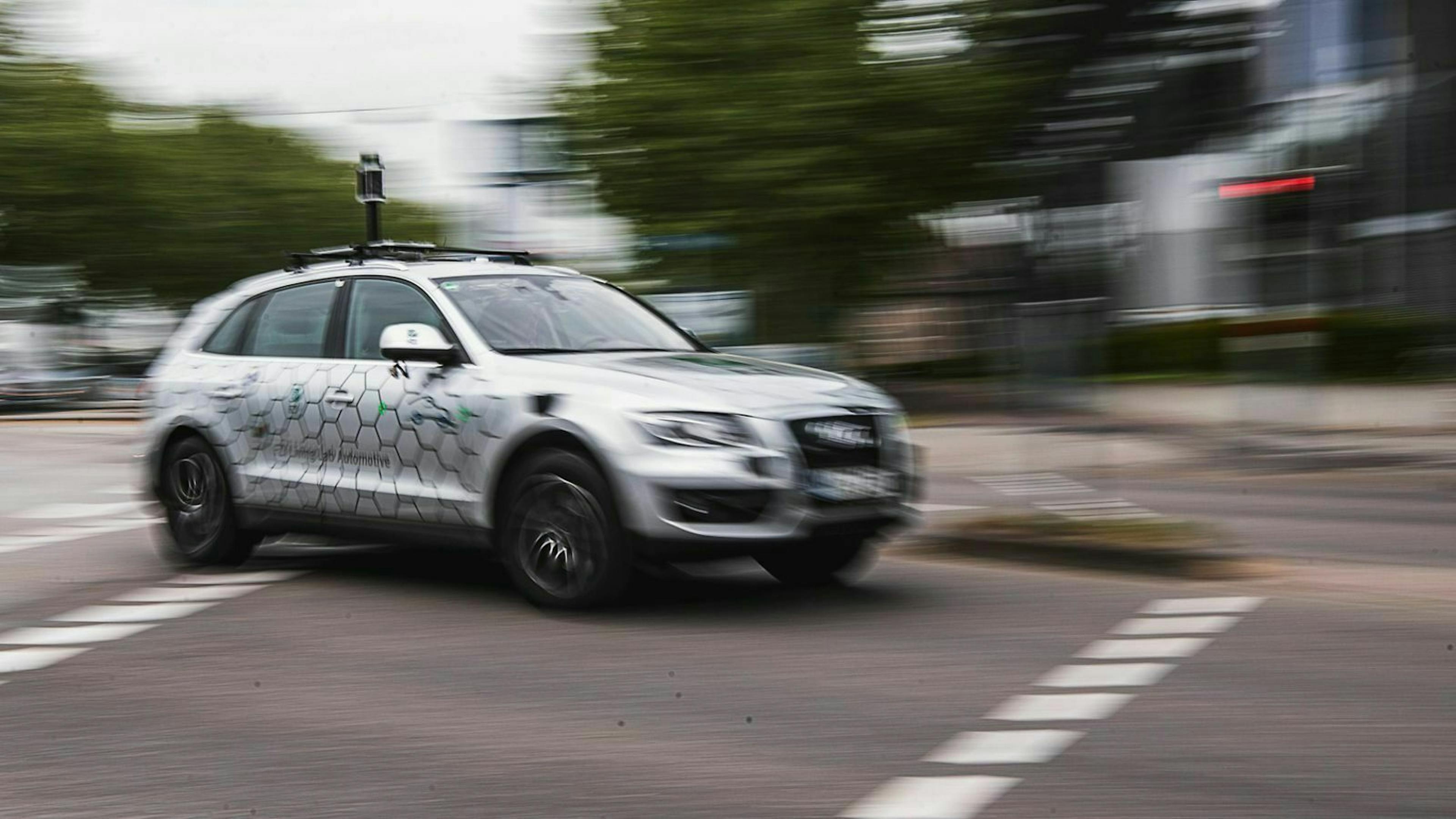 Beim autonomen Fahren übernimmt das Fahrzeug – im Bild ein Audi – alle Aufgaben und überwacht den umgebenden Verkehr.
