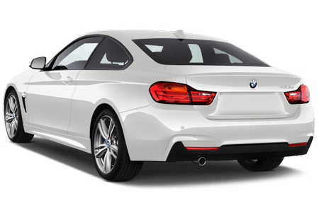 Weißer BMW-Coupé von hinten, geparkt auf weißem Hintergrund. Sportlich-elegantes Design mit roten Rücklichtern und Doppelauspuff.