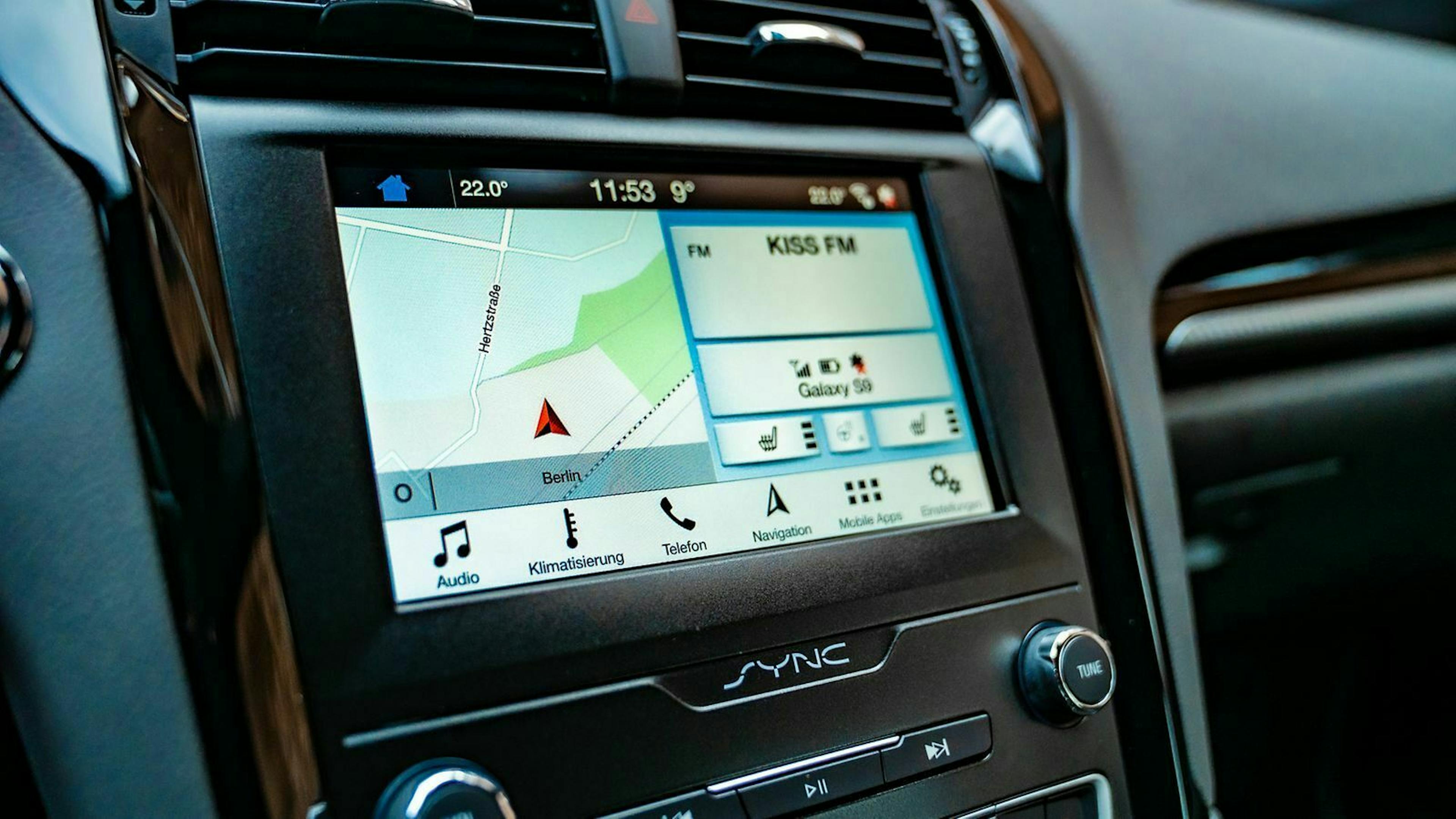 Zu sehen ist der Infotainment-Bildschirm des Ford Mondeo