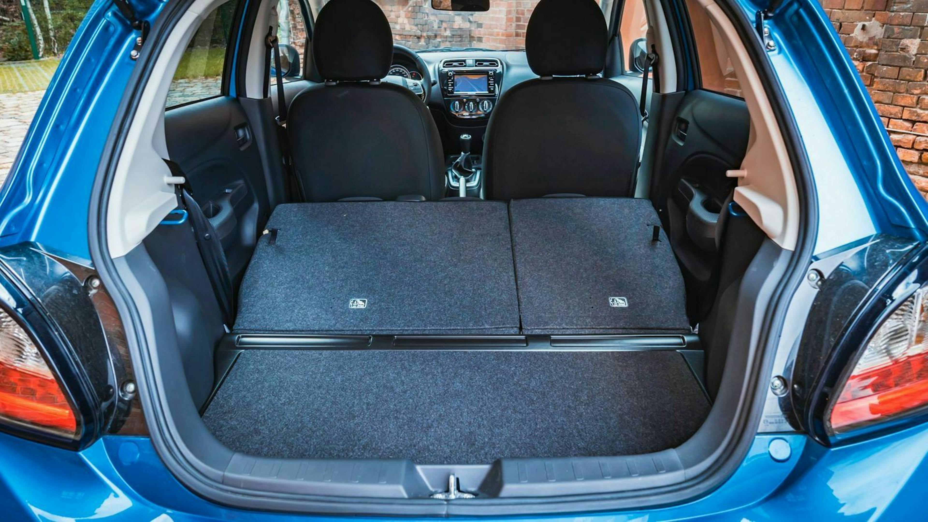 Kofferraumfläche mit heruntergeklappten Hintersitzen