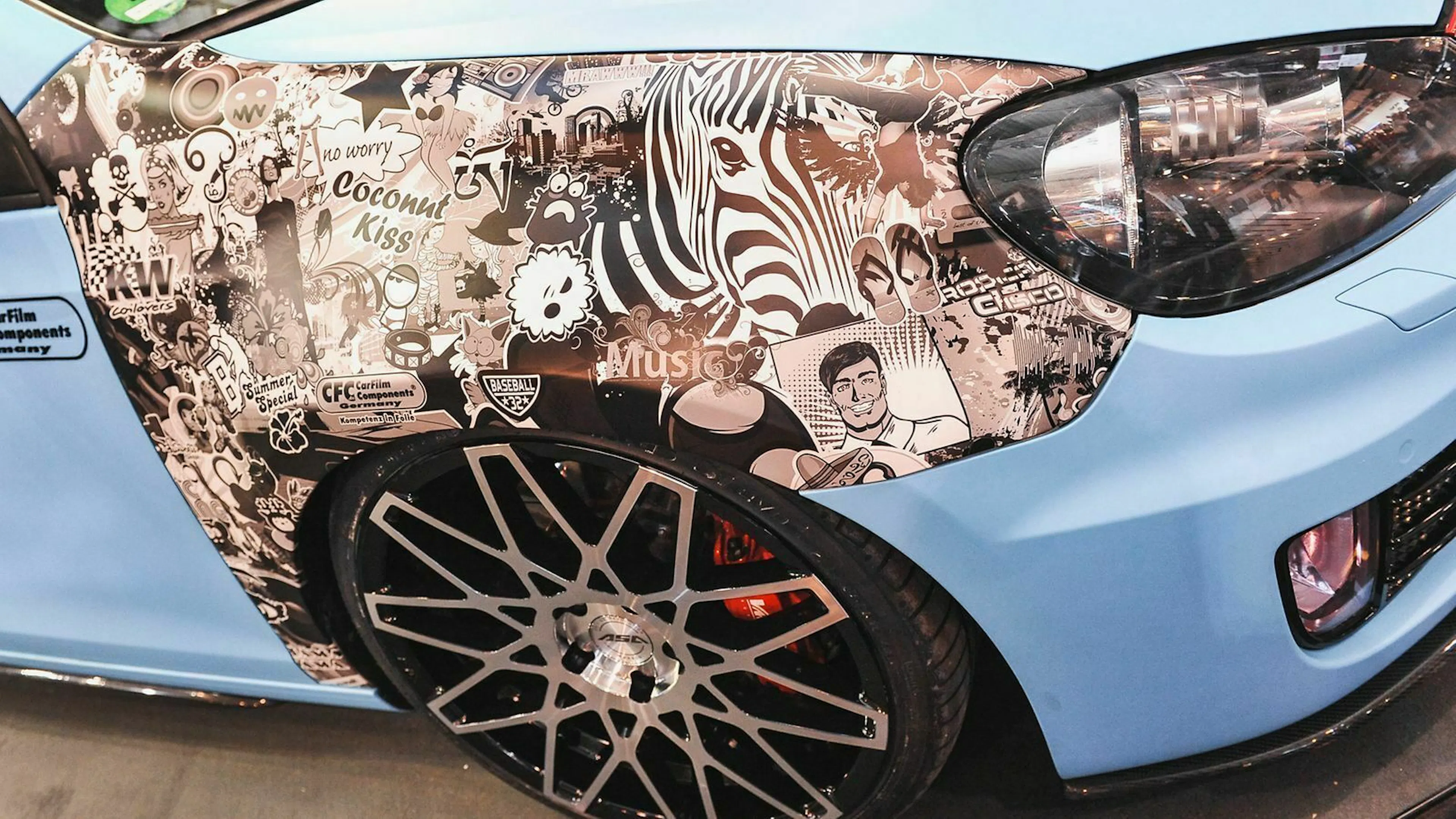Du kannst dein Auto auch teilweise folieren lassen. Ein Beispiel dafür ist dieser VW Golf, dessen Kotflügel foliert wurde.