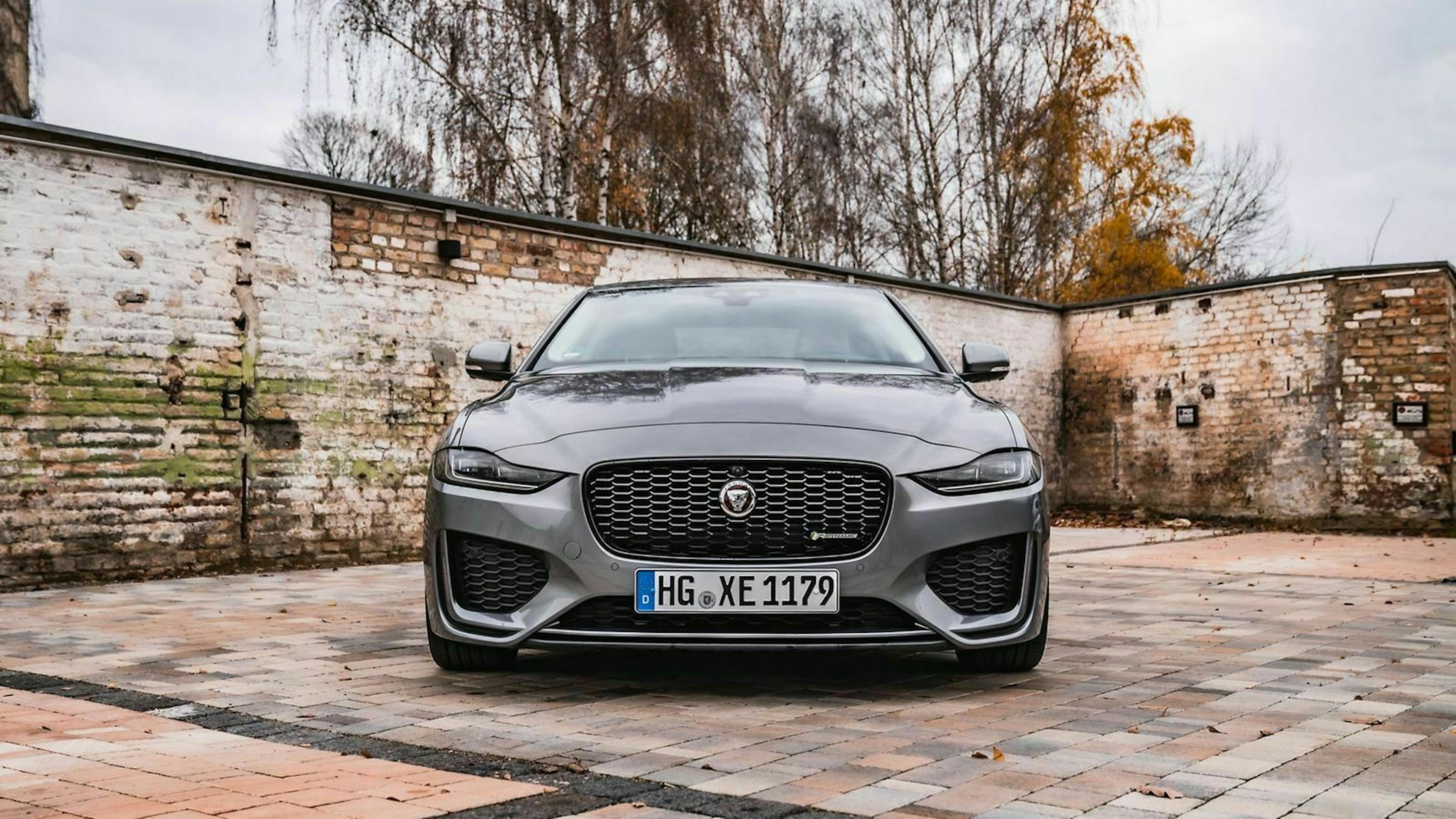Jaguar XE in der Frontansicht, stehend