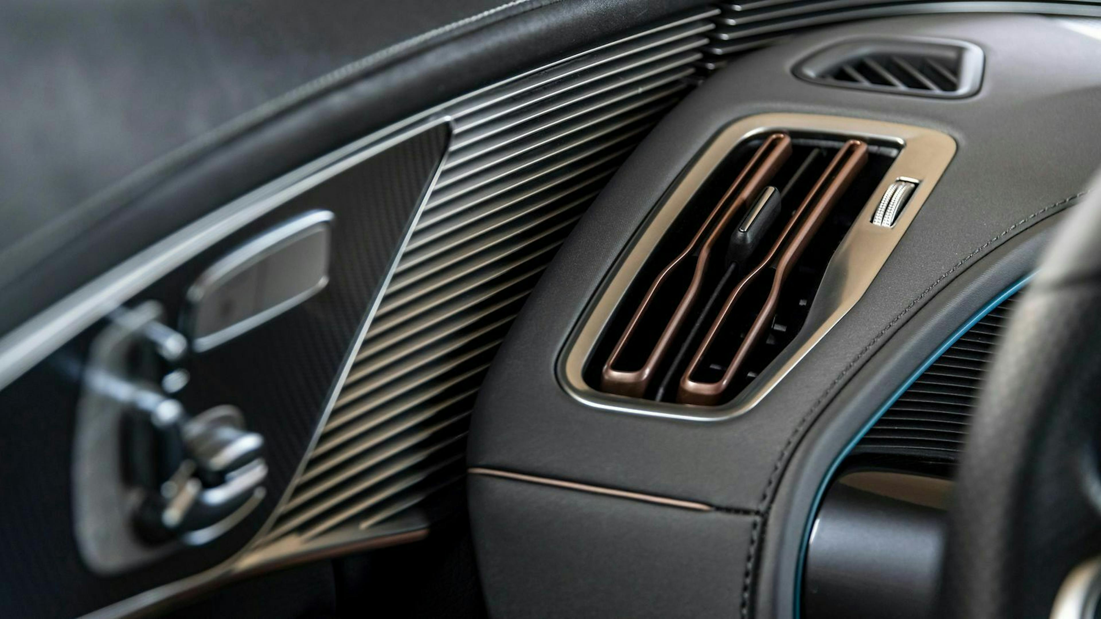 Den Innenraum des EQC gestaltet Mercedes so ähnlich wie bei den Standardmodellen, aber mit Highlights in roségold