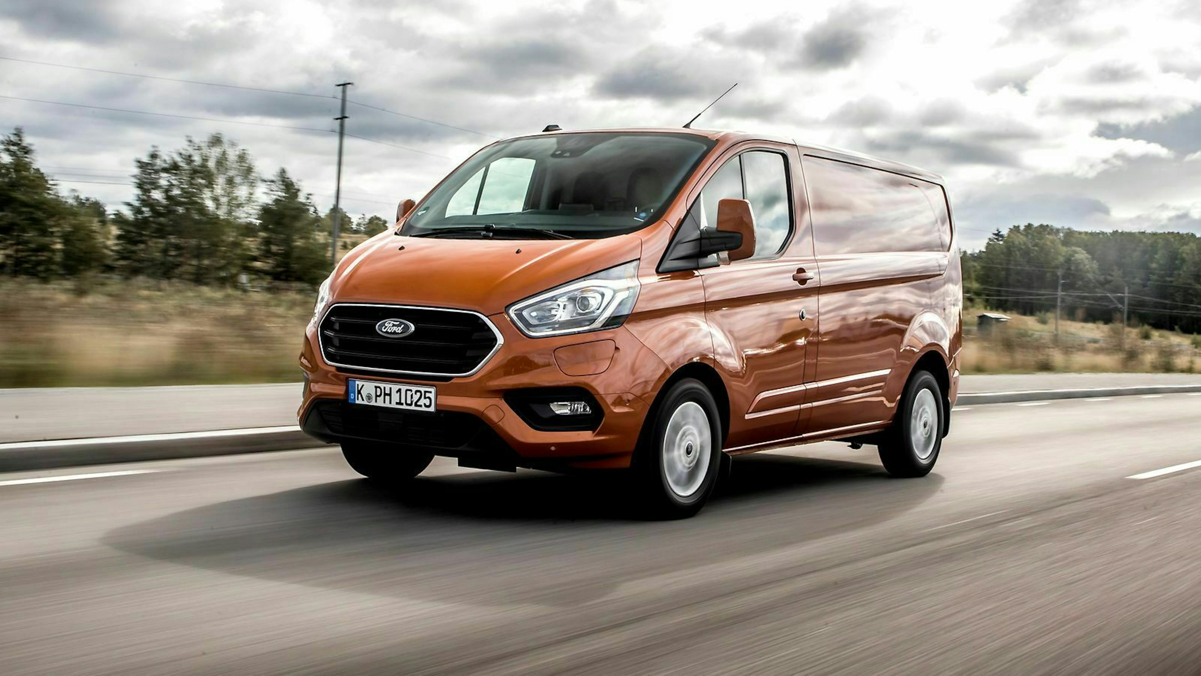 Der Ford Transit Costum in der Außenlackierung 'Hokkaido-Orange'