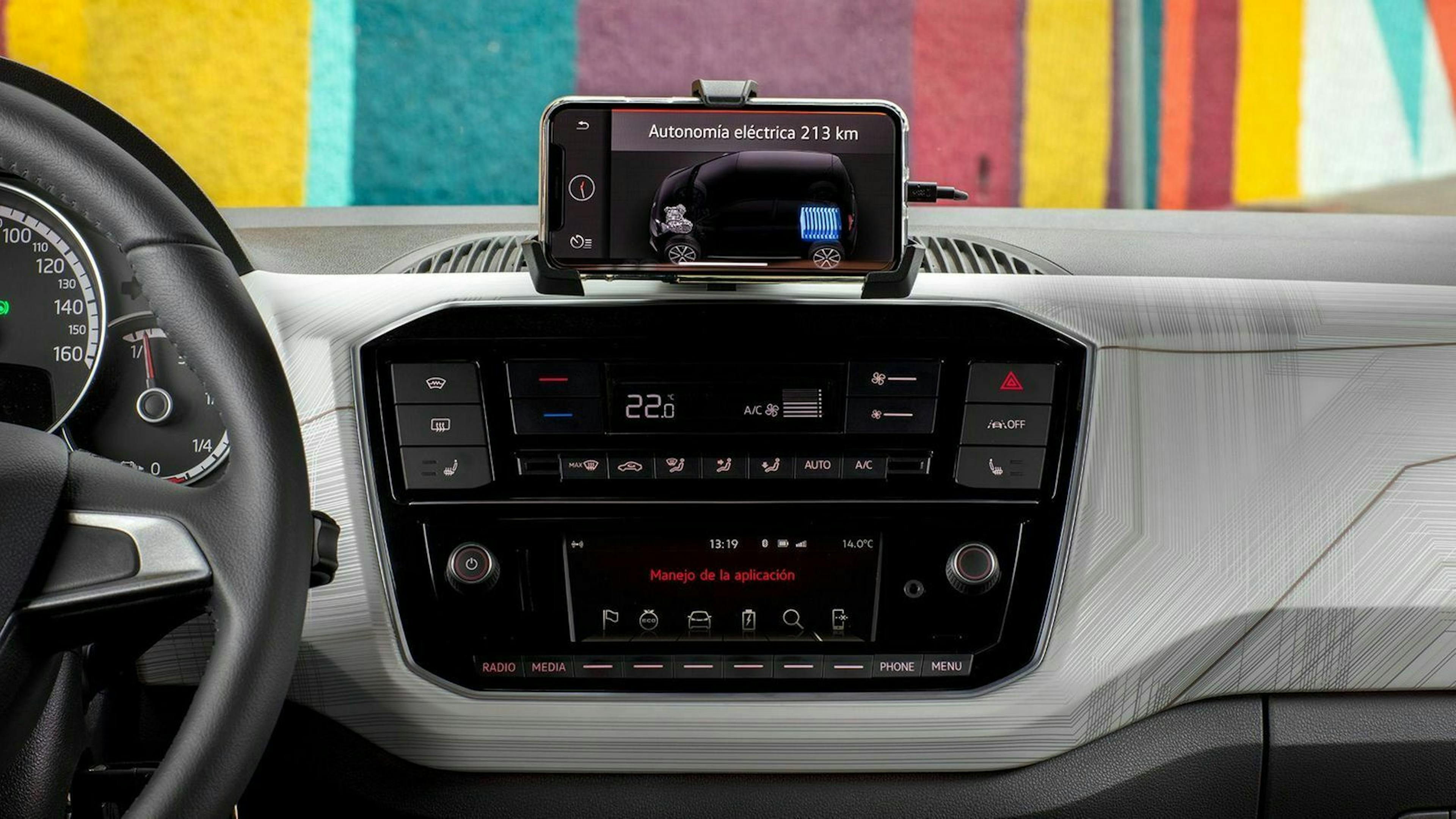 Sicht auf das Infotainmentsystem des Seat Mii Electric