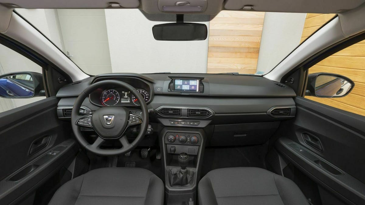 Zu sehen ist das Cockpit des Dacia Sandero 2021