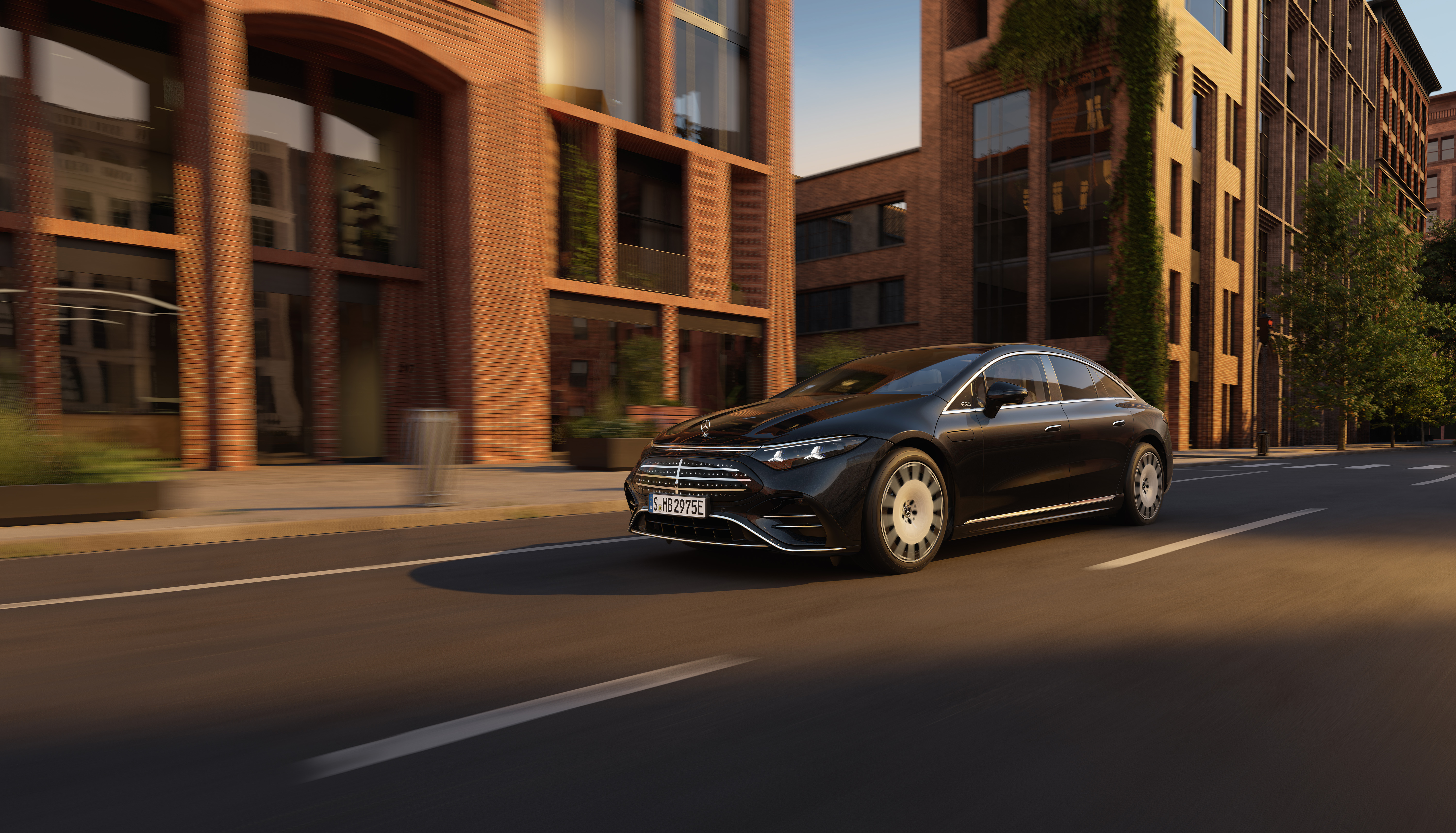 Ein schwarzer Mercedes-Benz EQS fährt durch eine Stadt.