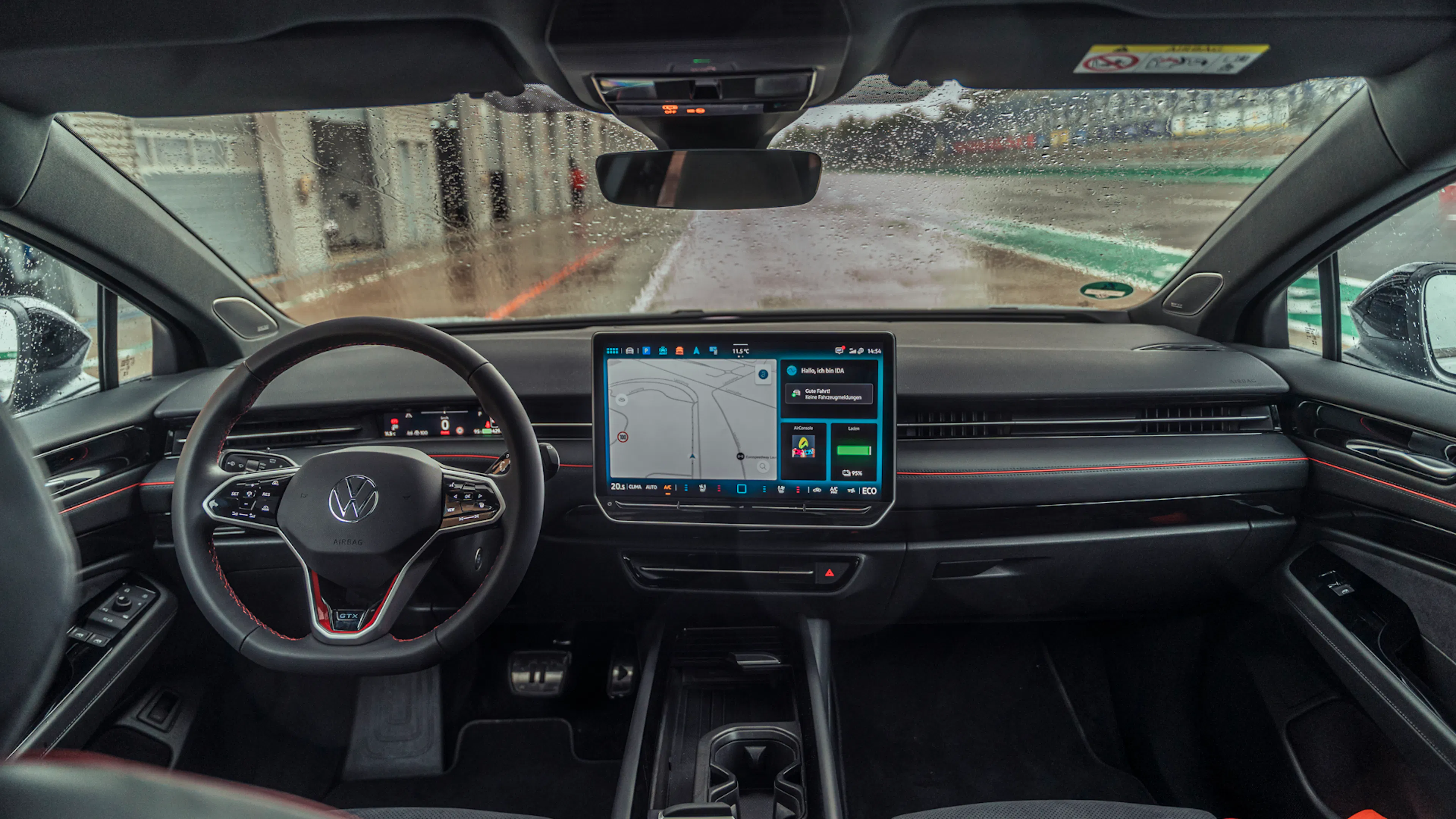 Innenraum des VW ID.7 Tourer GTX mit Multifunktionslenkrad, digitalem Display und zentralem Infotainment-Bildschirm.