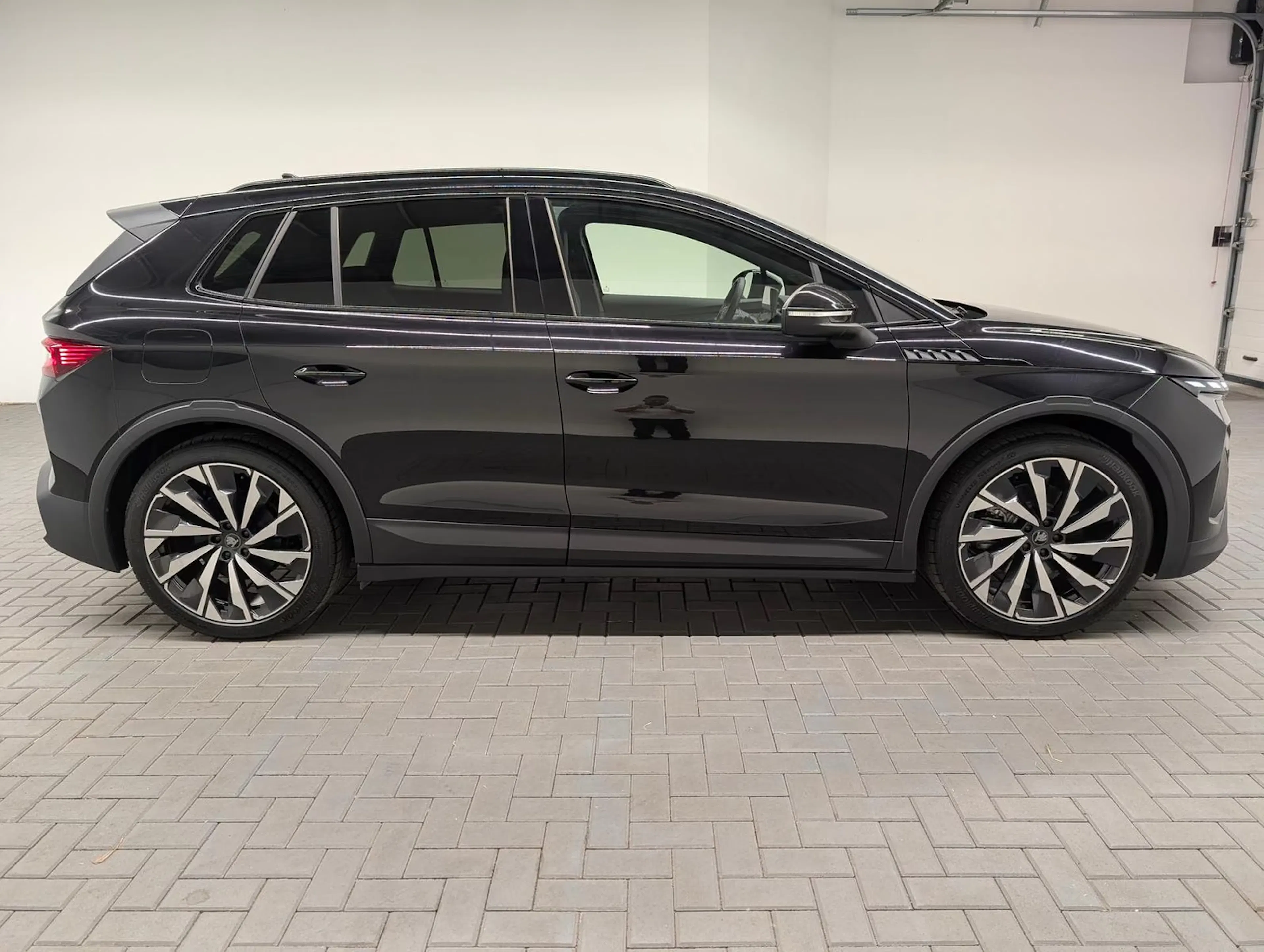 Ein Skoda Elroq steht auf einer gepflasterten Fläche.
