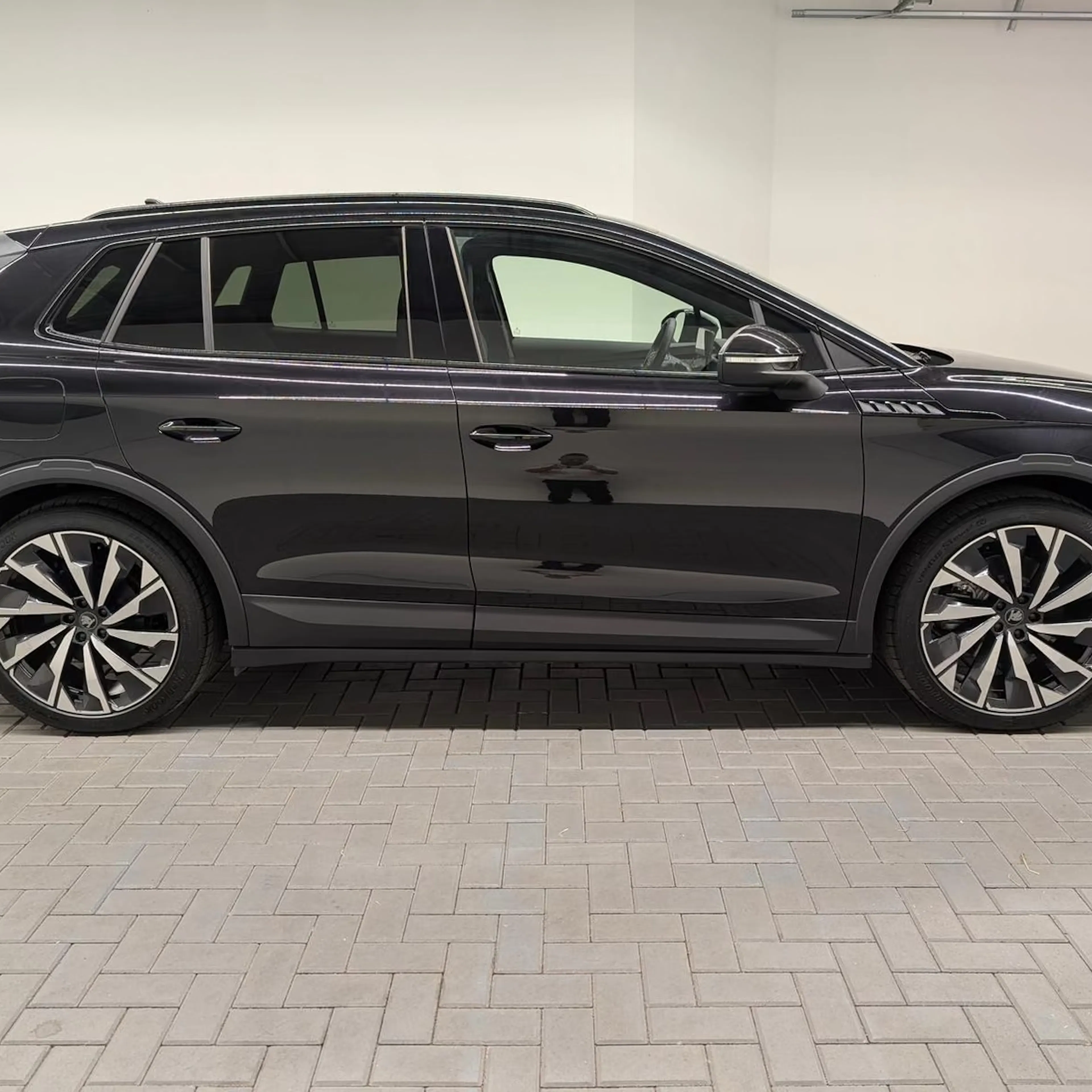 Ein Skoda Elroq steht auf einer gepflasterten Fläche.