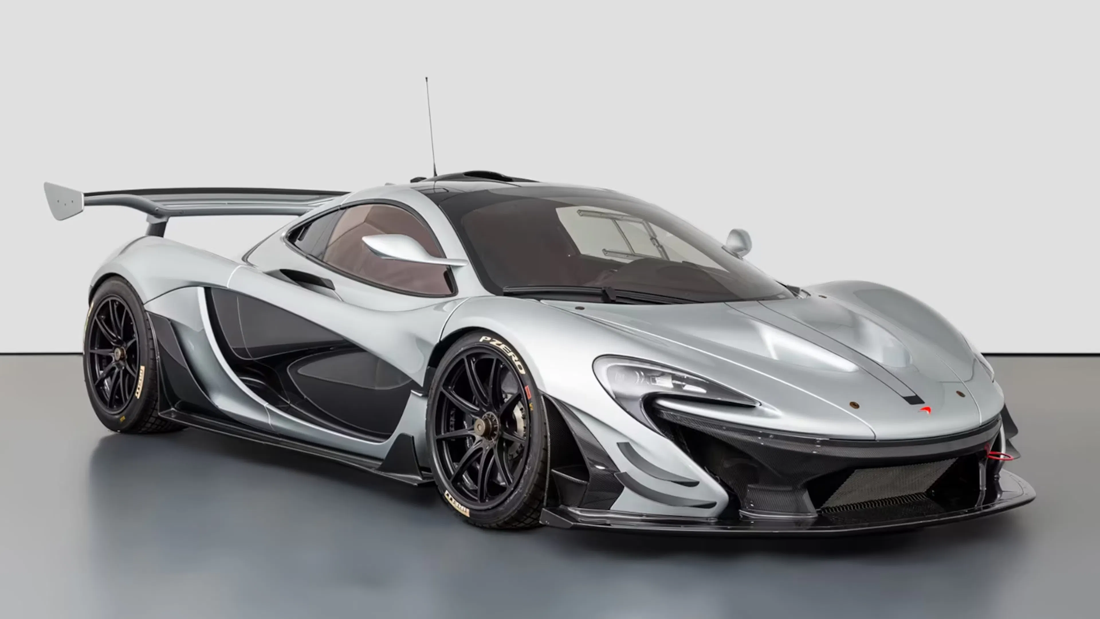 Silberner McLaren P1 vor weißer Wand