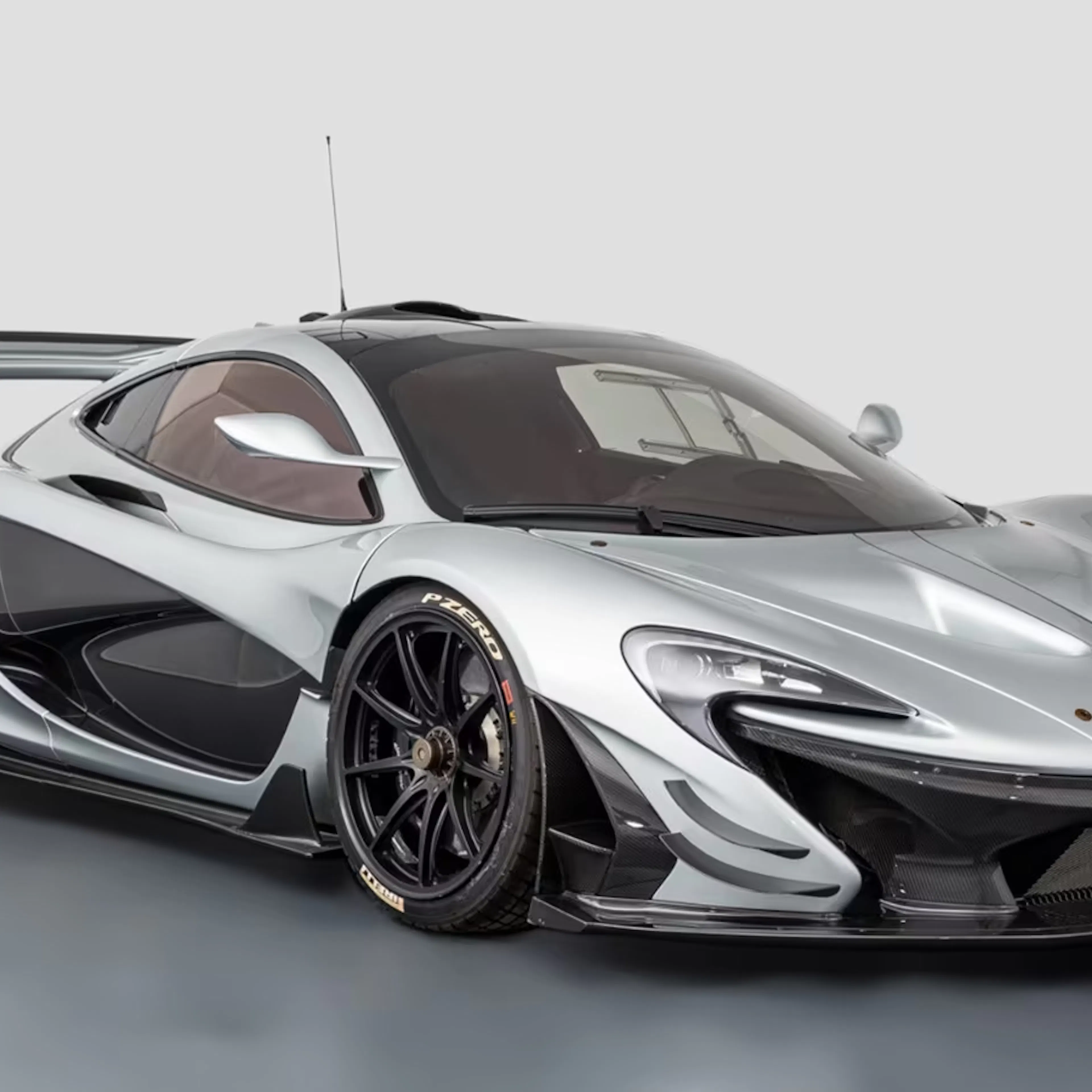 Silberner McLaren P1 vor weißer Wand