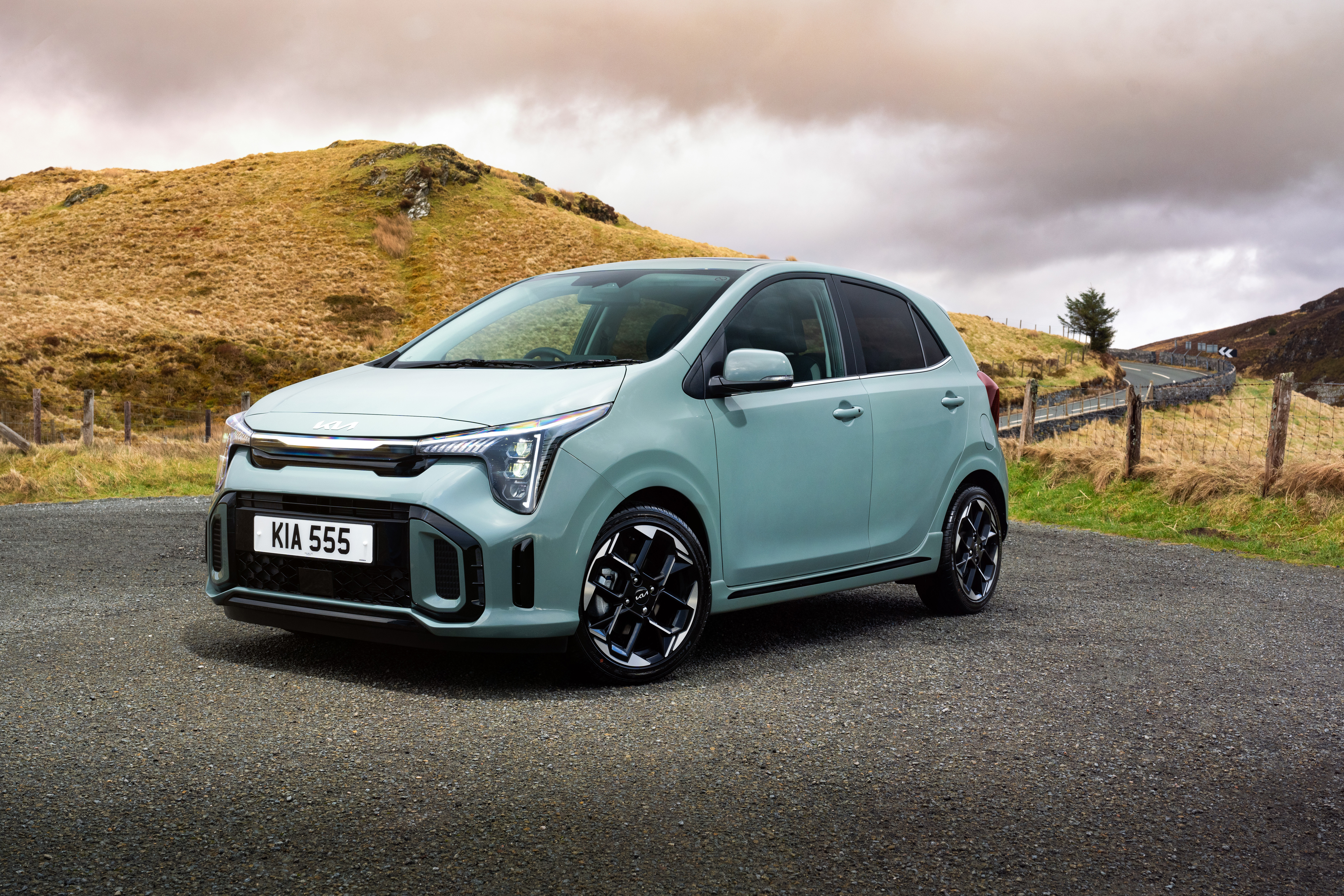 Mintgrüner Kia Picanto GT-Line S in einer herbstlichen Landschaft