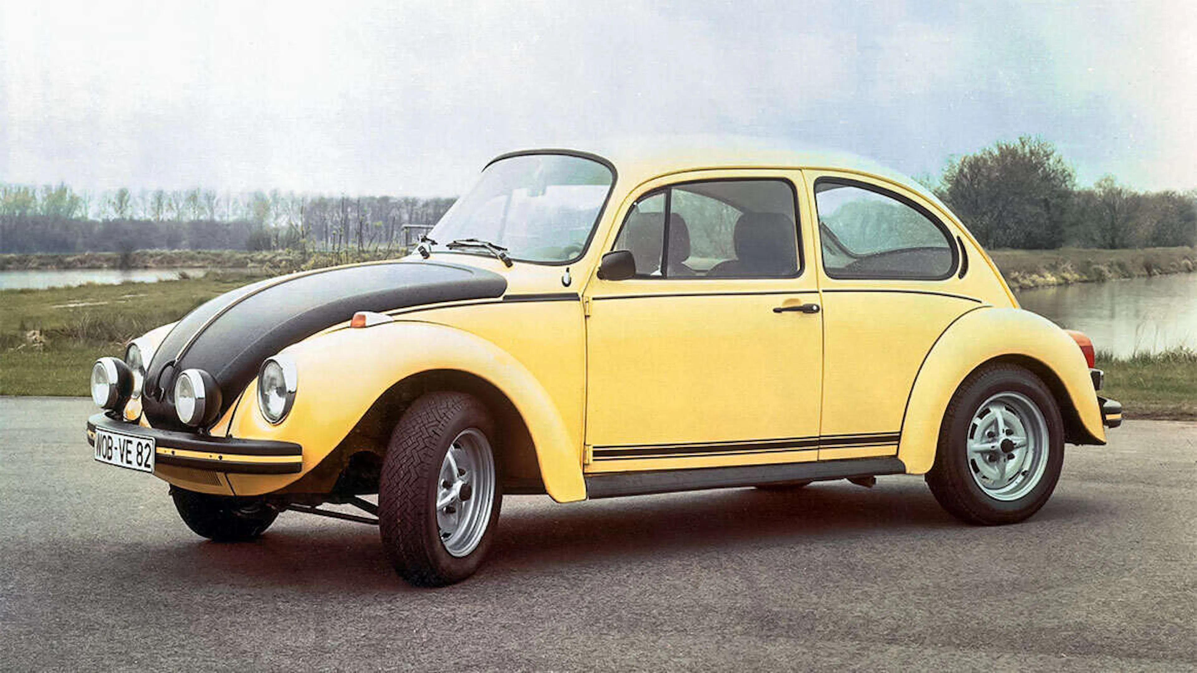 VW Käfer 1303 Sondermodell „Gelb-Schwarzer Renner" in Saturngelb mit schwarzer Motorhaube, seitliche Aufnahme.