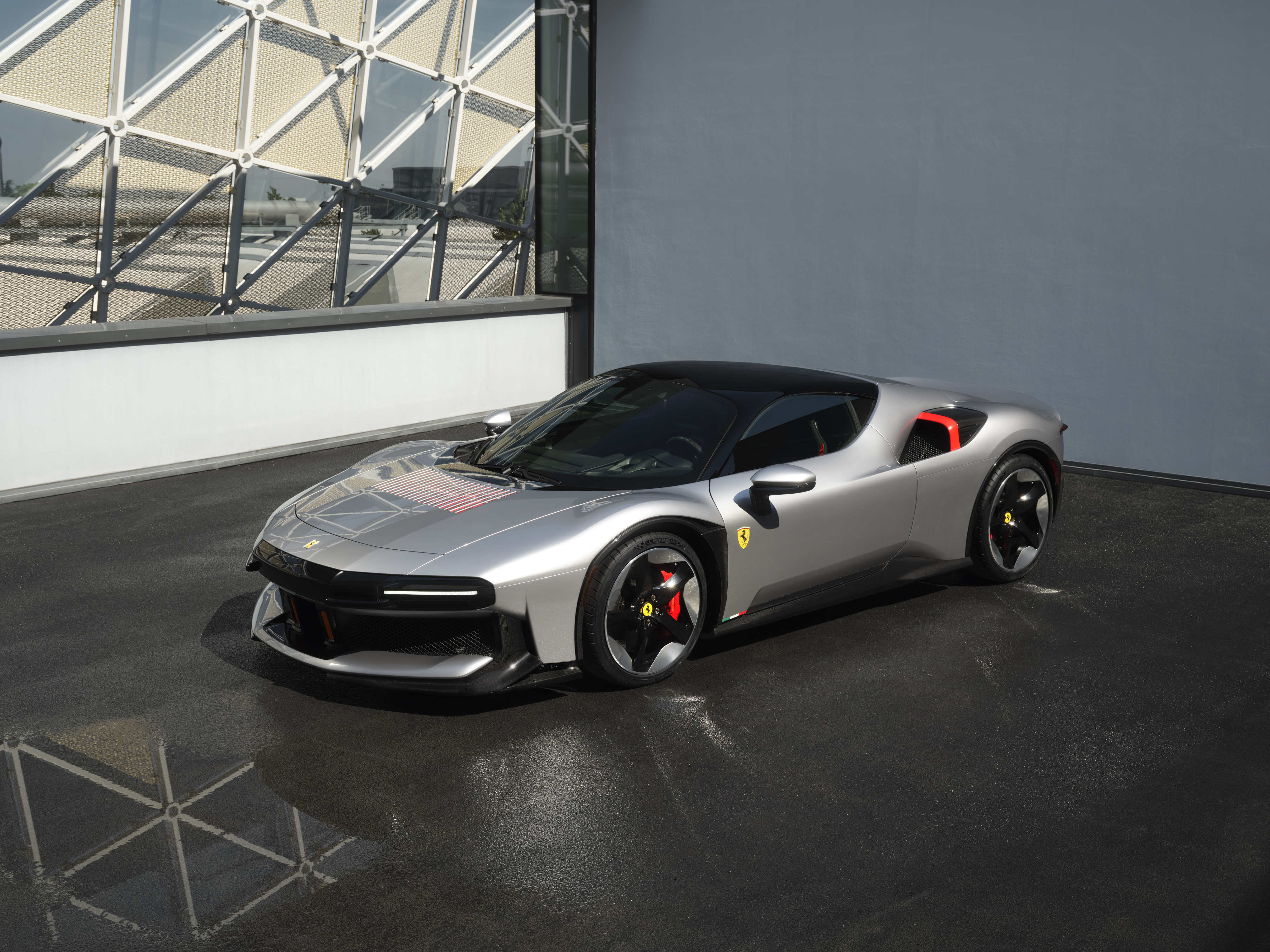 Ferrari CZ26 in der Seitenansicht, Einzelstück aus dem Progetti-Speciali-Programm in Silber mit roten Akzenten.