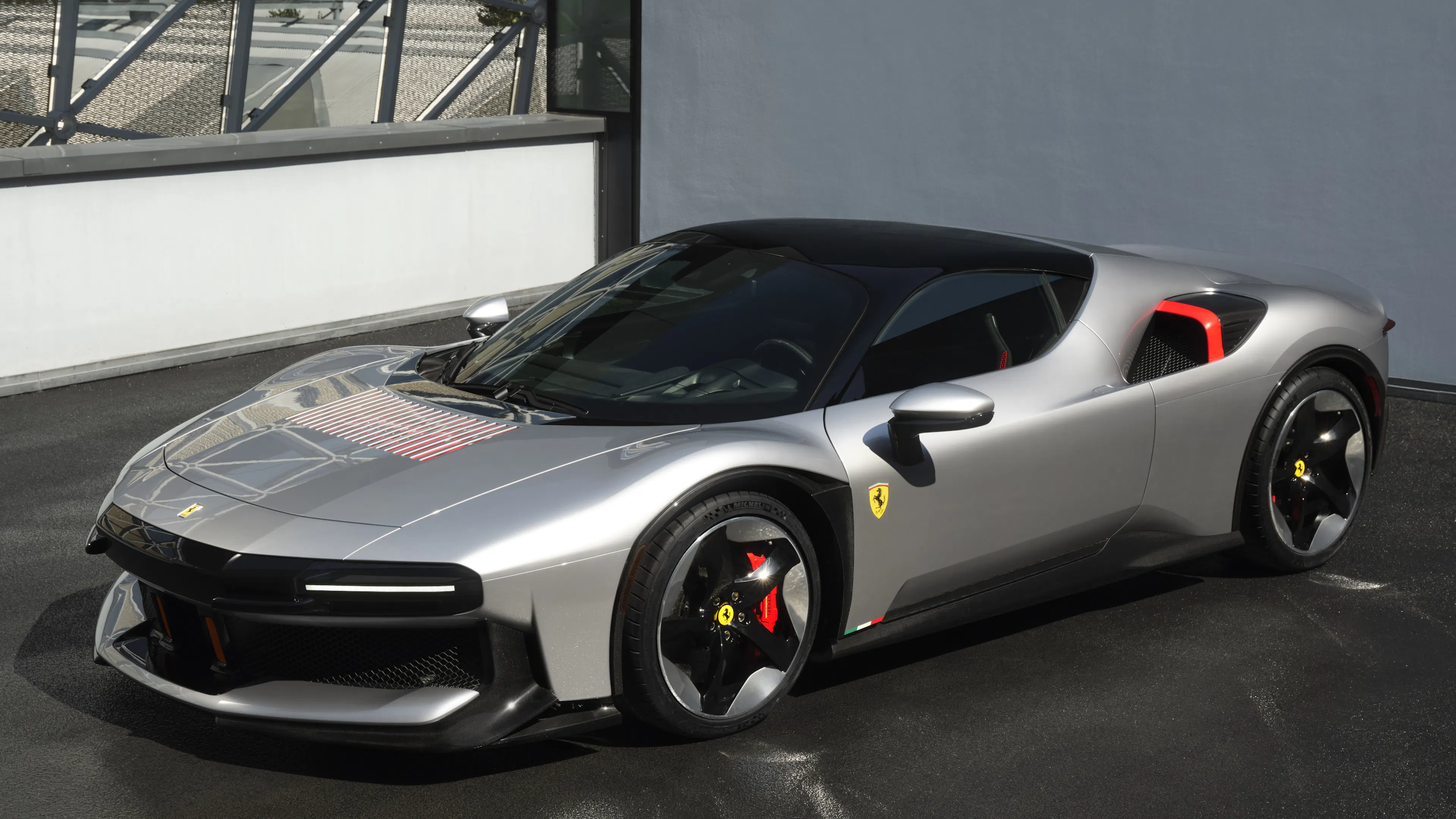 Ferrari CZ26 in der Seitenansicht, Einzelstück aus dem Progetti-Speciali-Programm in Silber mit roten Akzenten.