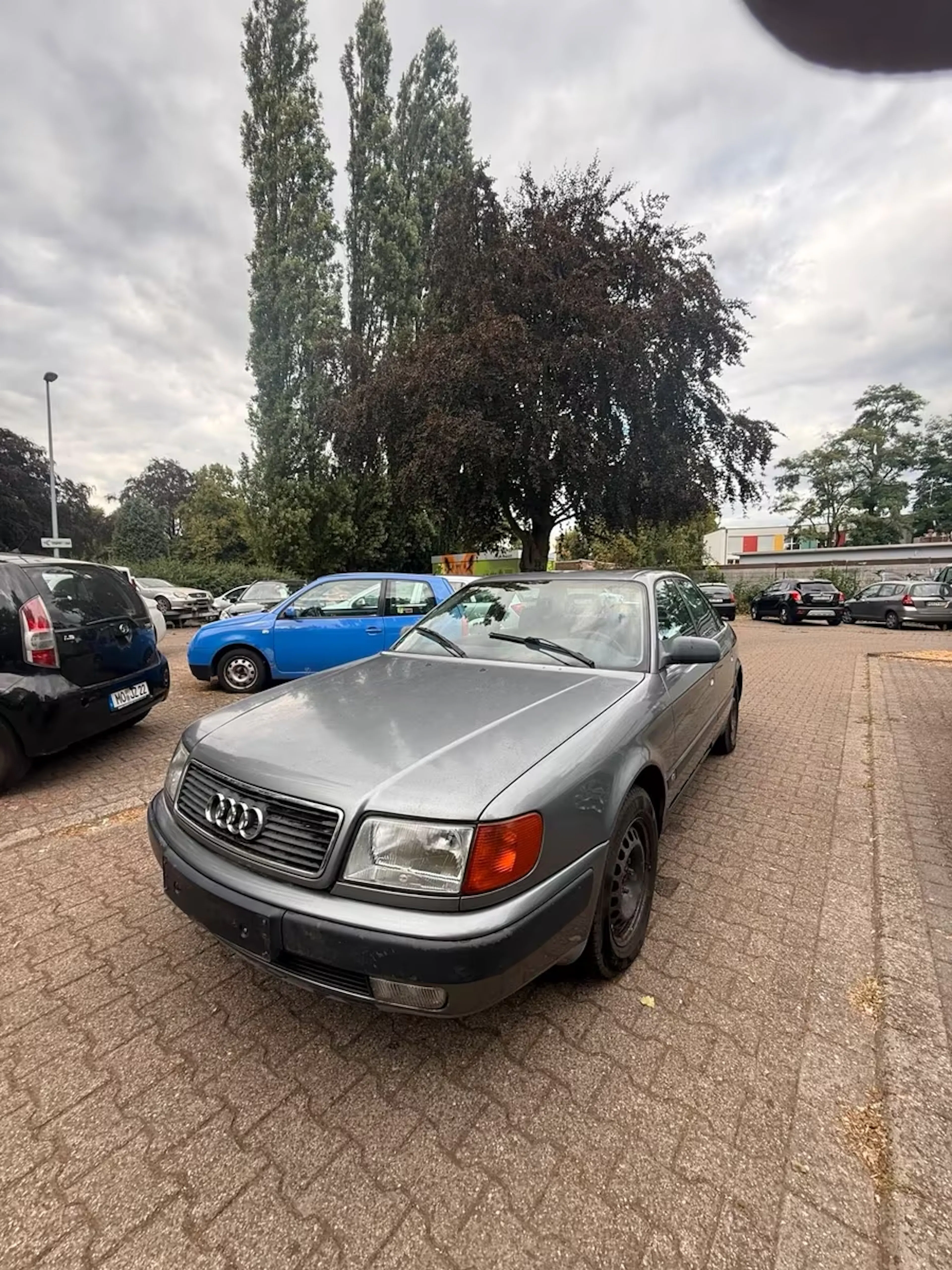 Grauer Audi A6 C4 auf Parkplatz