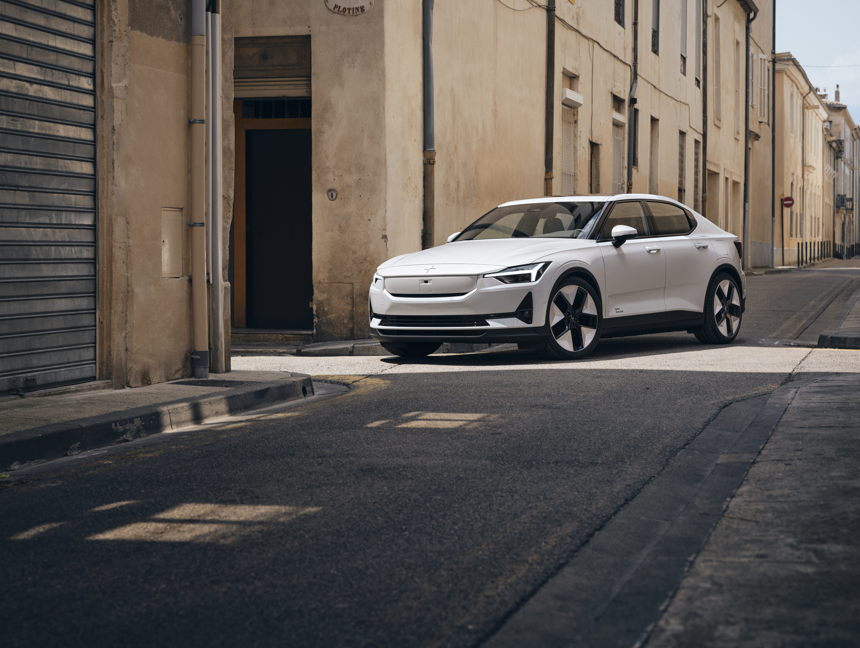 Ein weißer Polestar 2 fährt durch eine Stadt.
