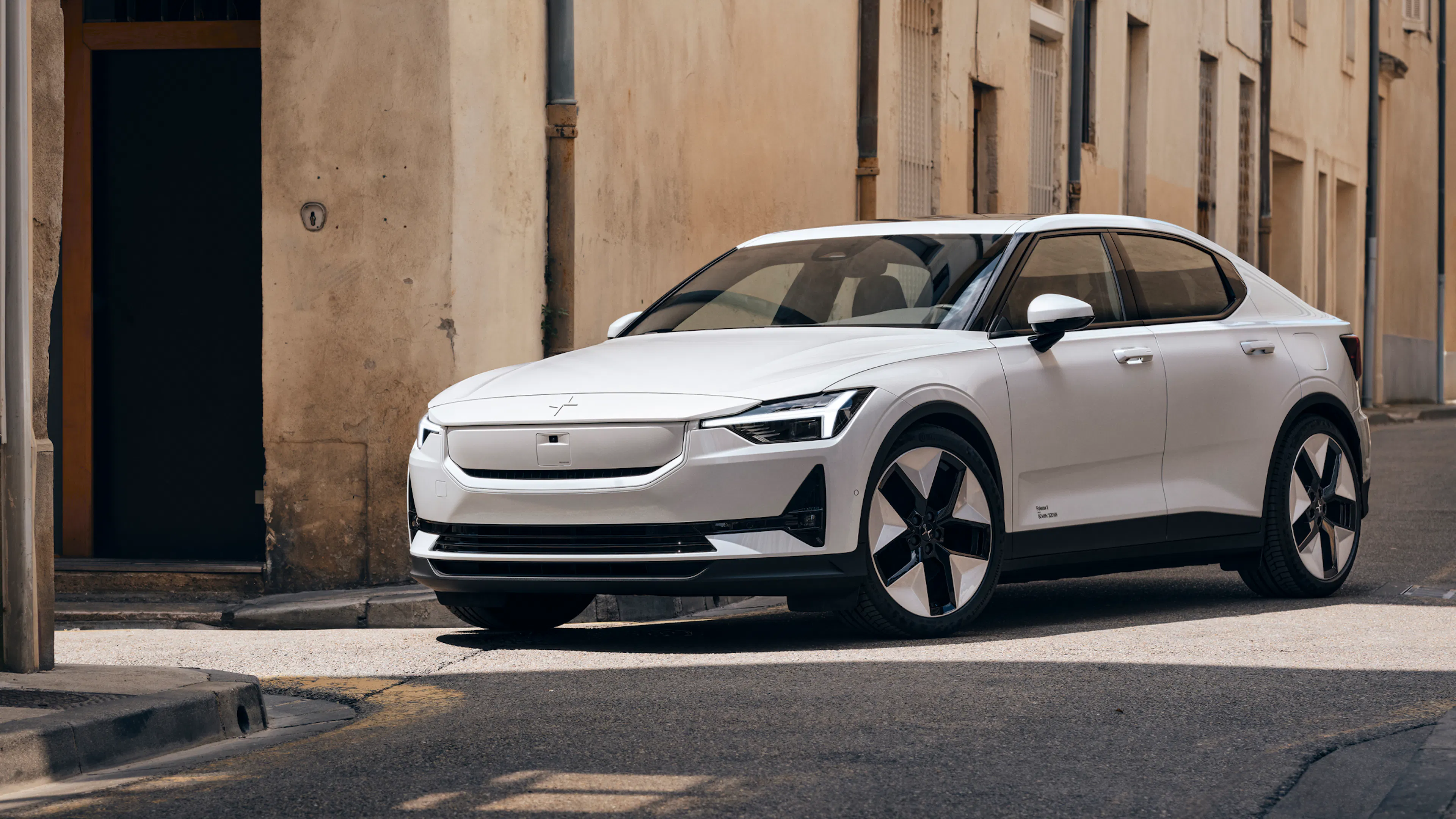 Ein weißer Polestar 2 fährt durch eine Stadt.