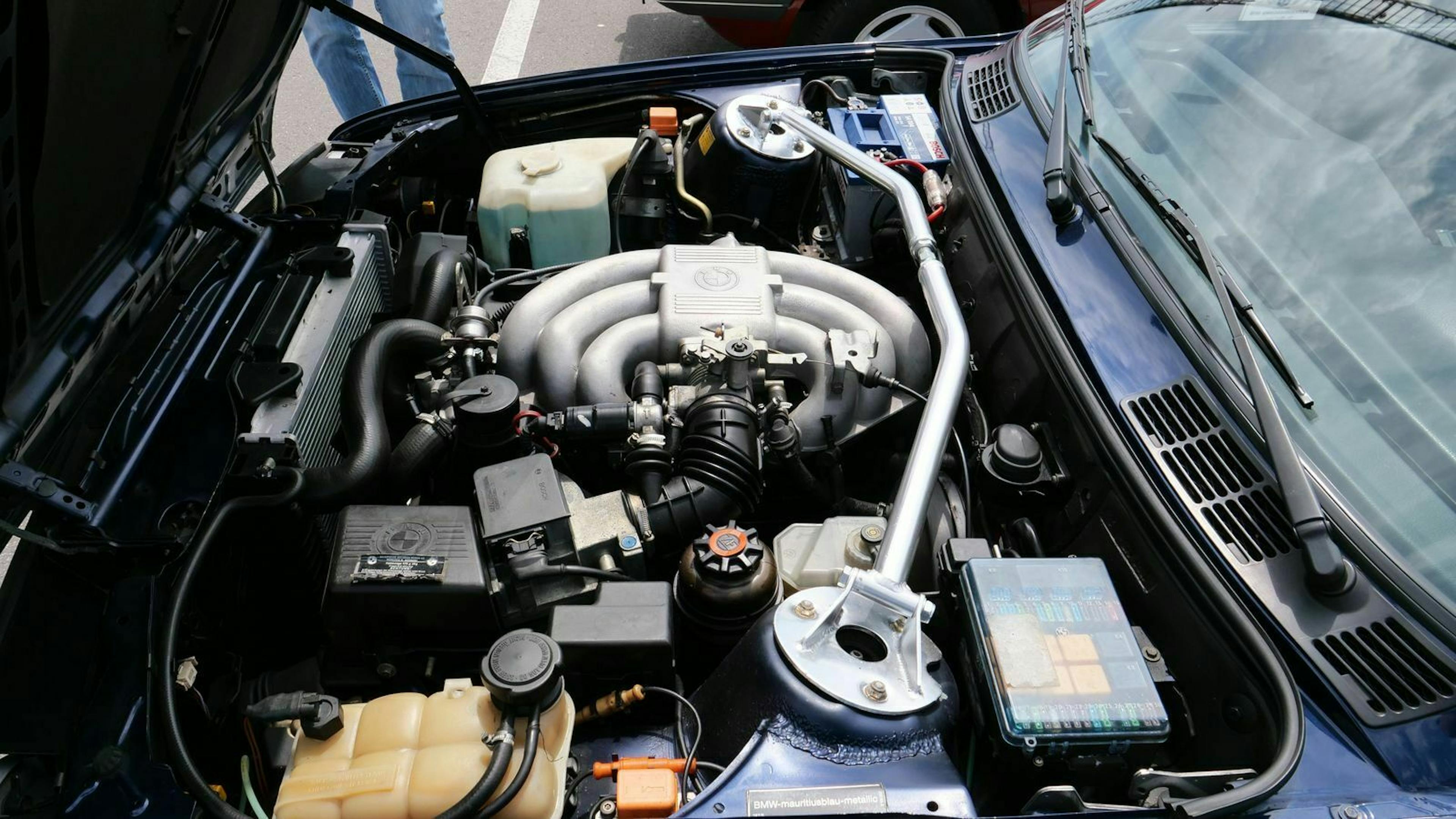 Blick in den Motorraum eines blauen PKW